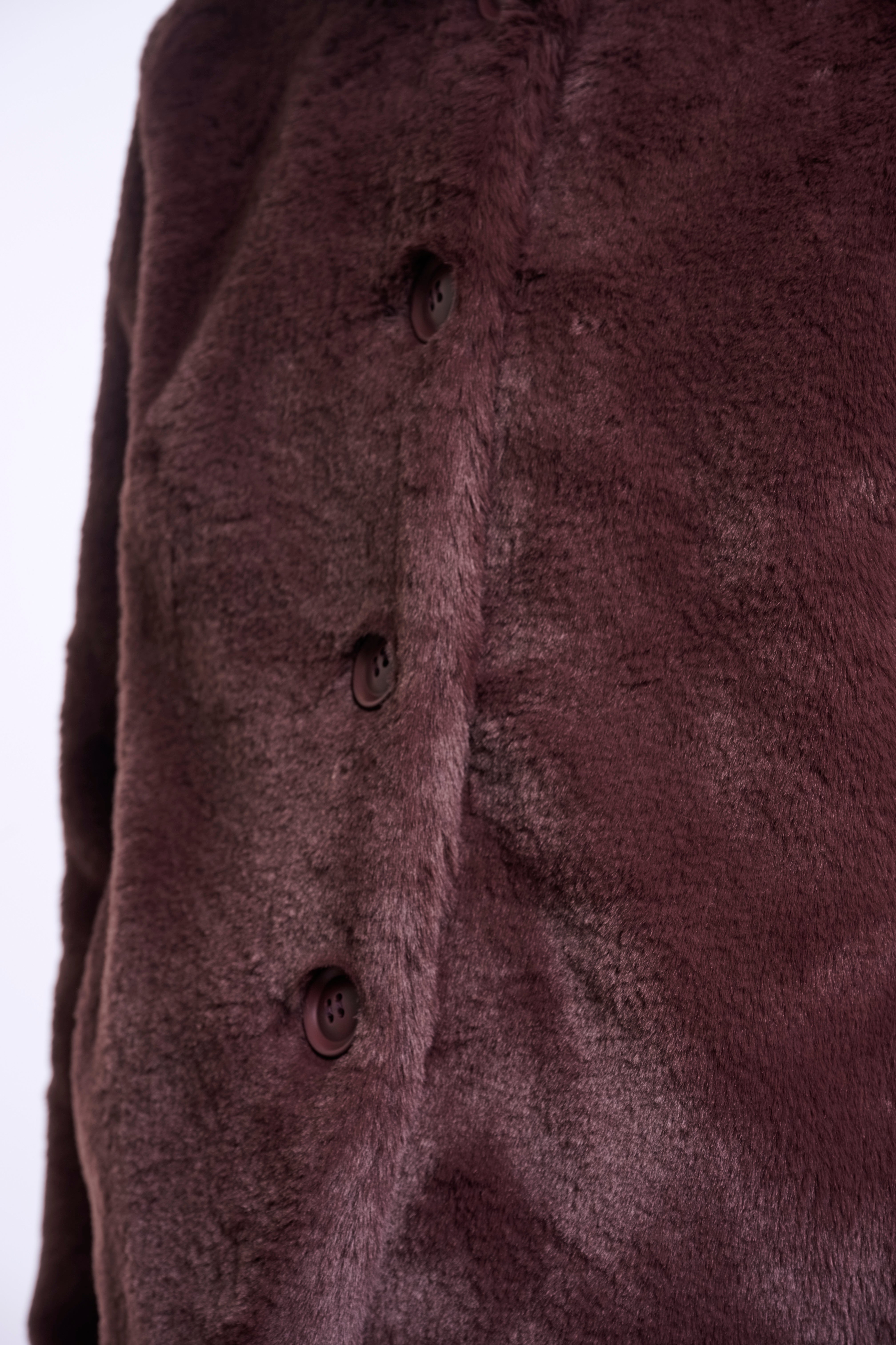 Klassischer Teddy-Chic: Deine neue Kurzjacke mit markanten Knöpfen