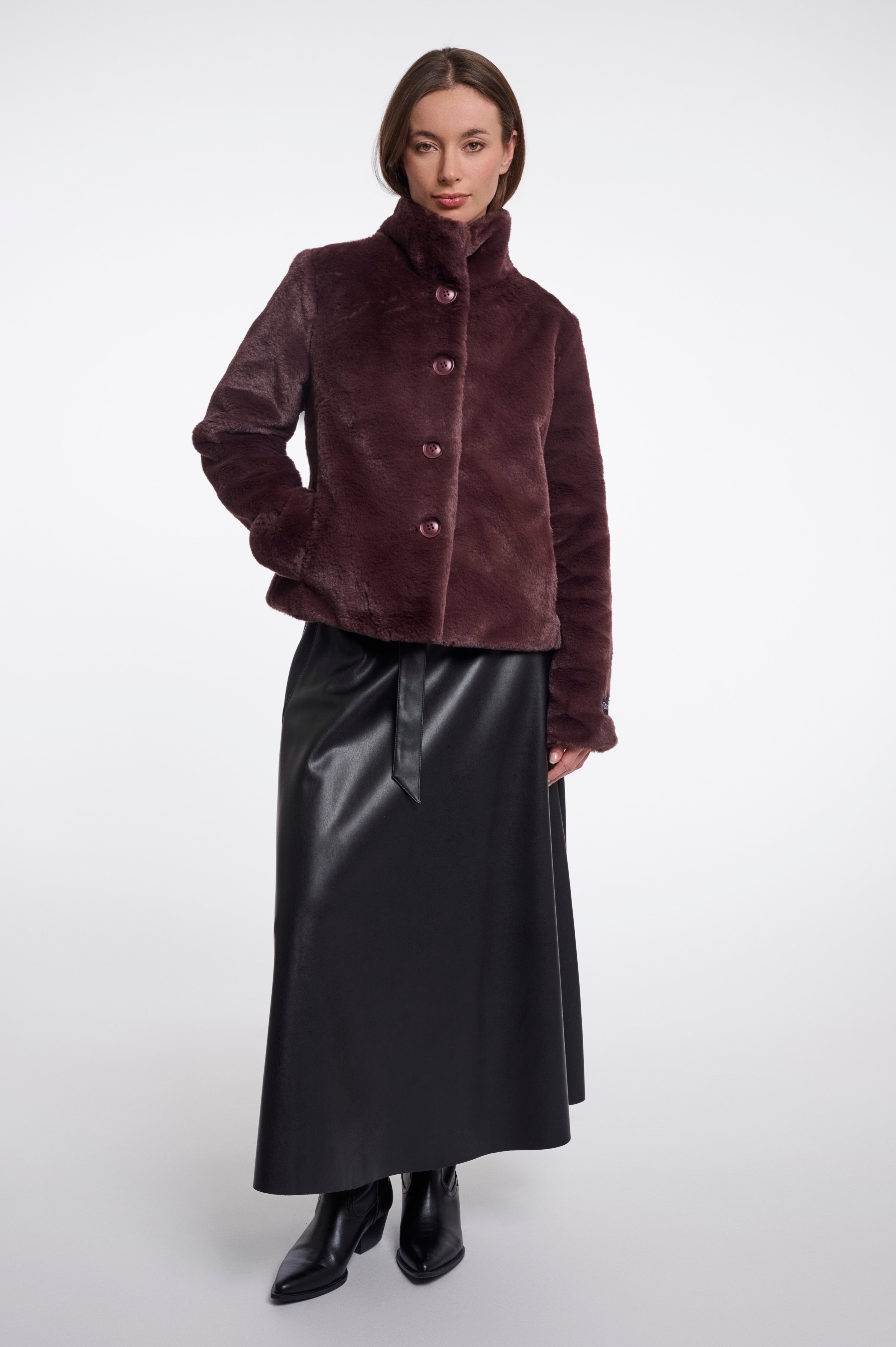 Klassischer Teddy-Chic: Deine neue Kurzjacke mit markanten Knöpfen