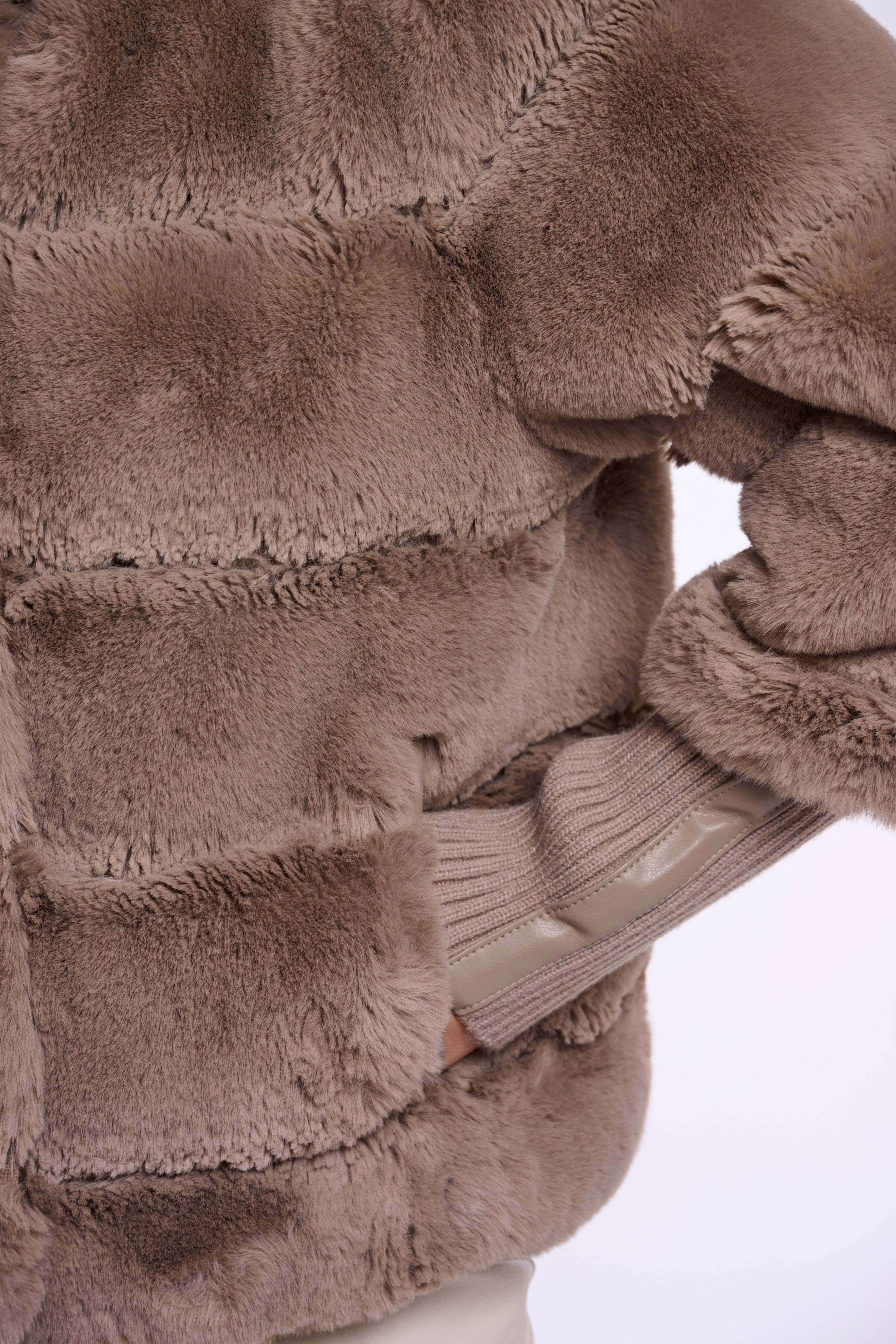 Luxuriöser Blickfang: Deine neue Jacke in gestreifter Faux-Fur-Optik