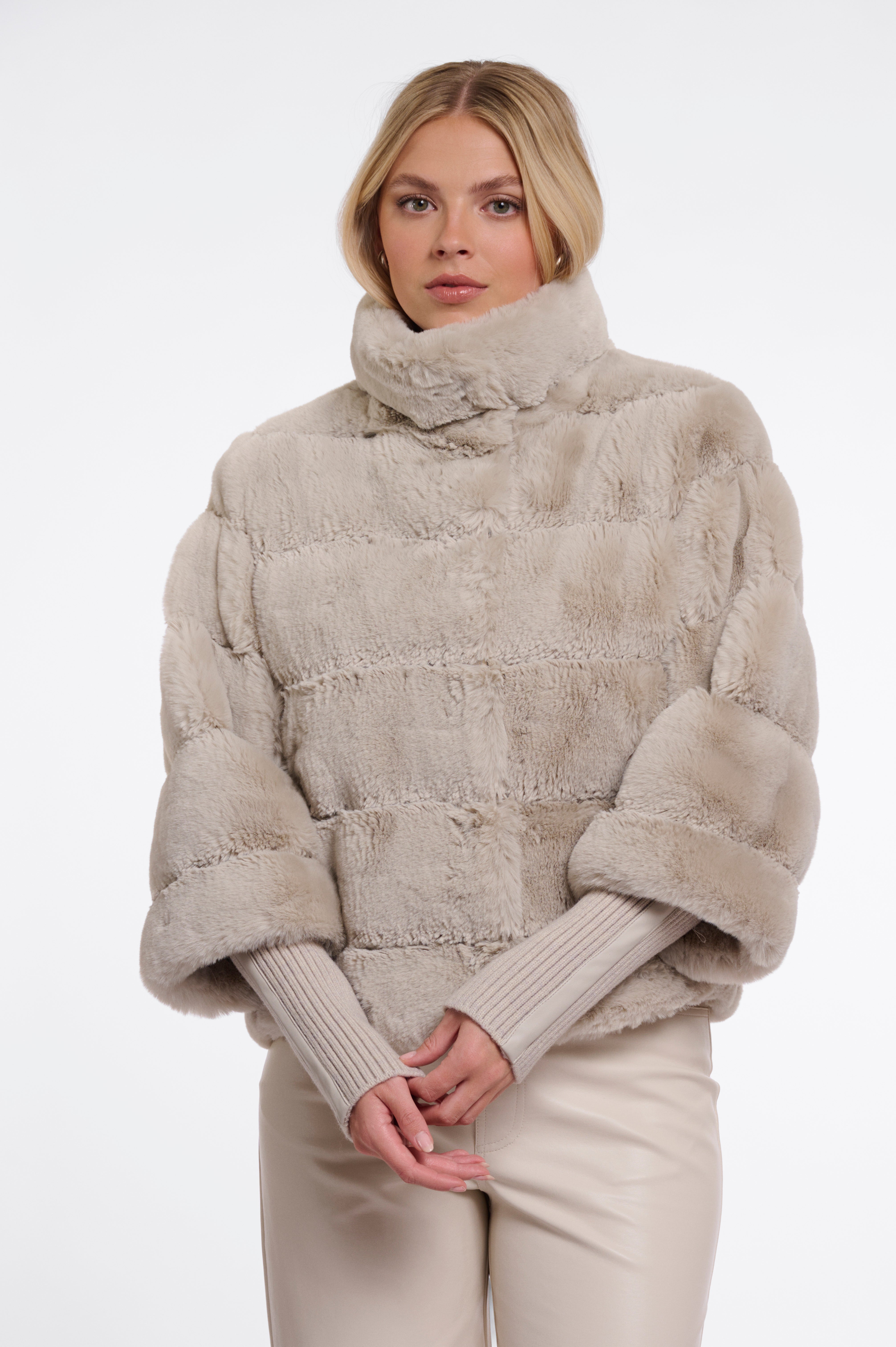 Luxuriöser Blickfang: Deine neue Jacke in gestreifter Faux-Fur-Optik