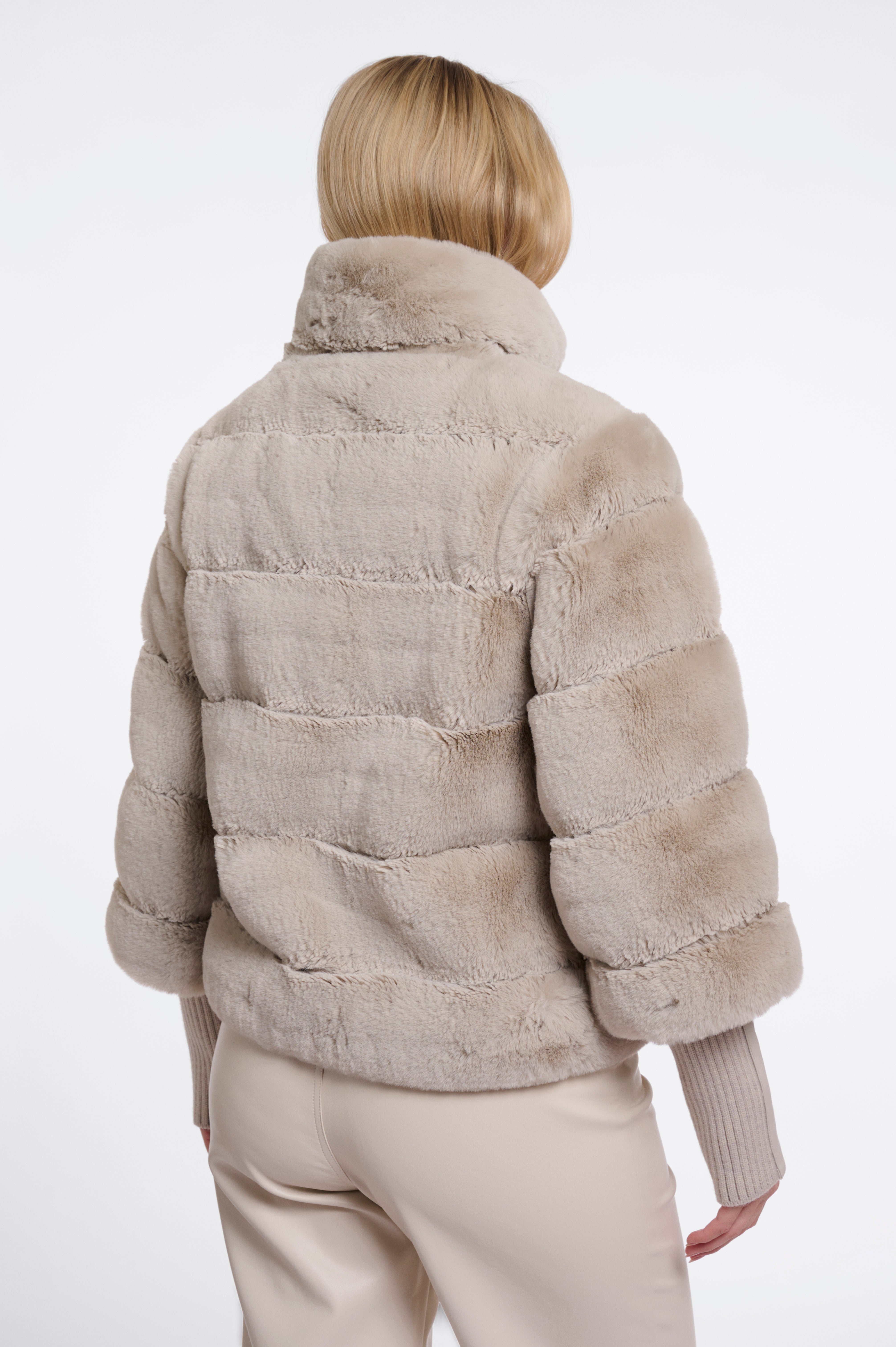 Luxuriöser Blickfang: Deine neue Jacke in gestreifter Faux-Fur-Optik