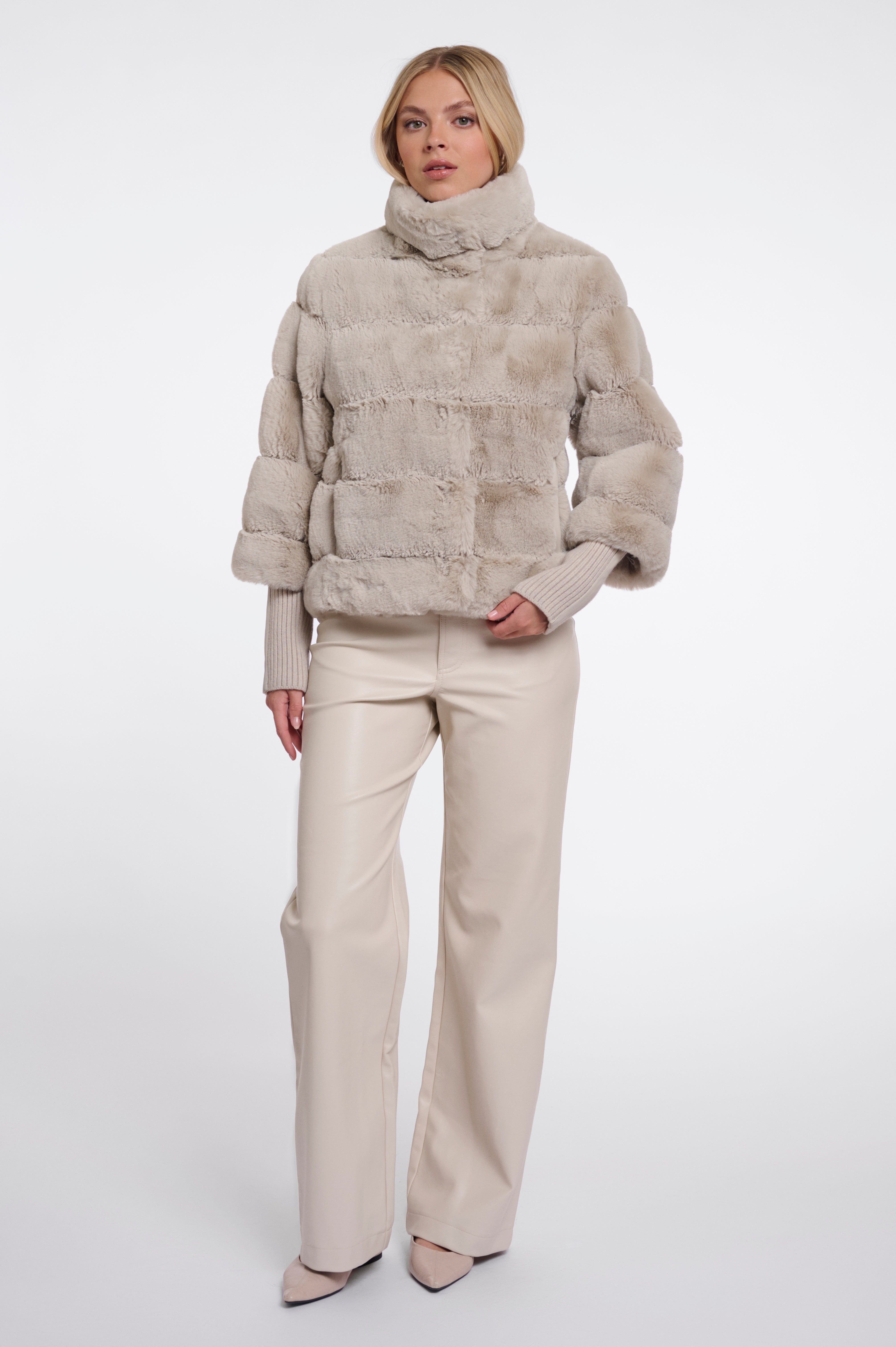 Luxuriöser Blickfang: Deine neue Jacke in gestreifter Faux-Fur-Optik