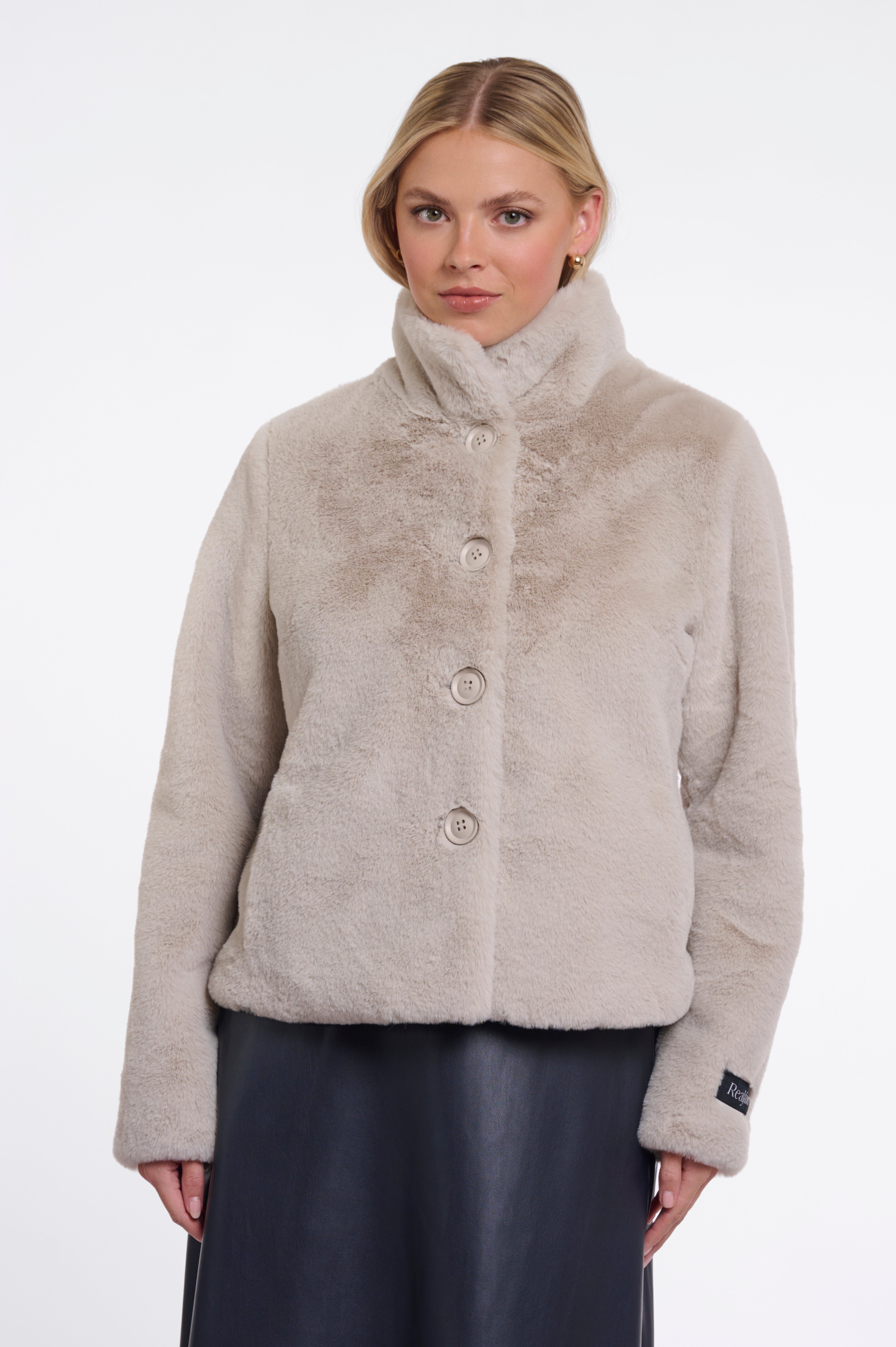 Klassischer Teddy-Chic: Deine neue Kurzjacke mit markanten Knöpfen
