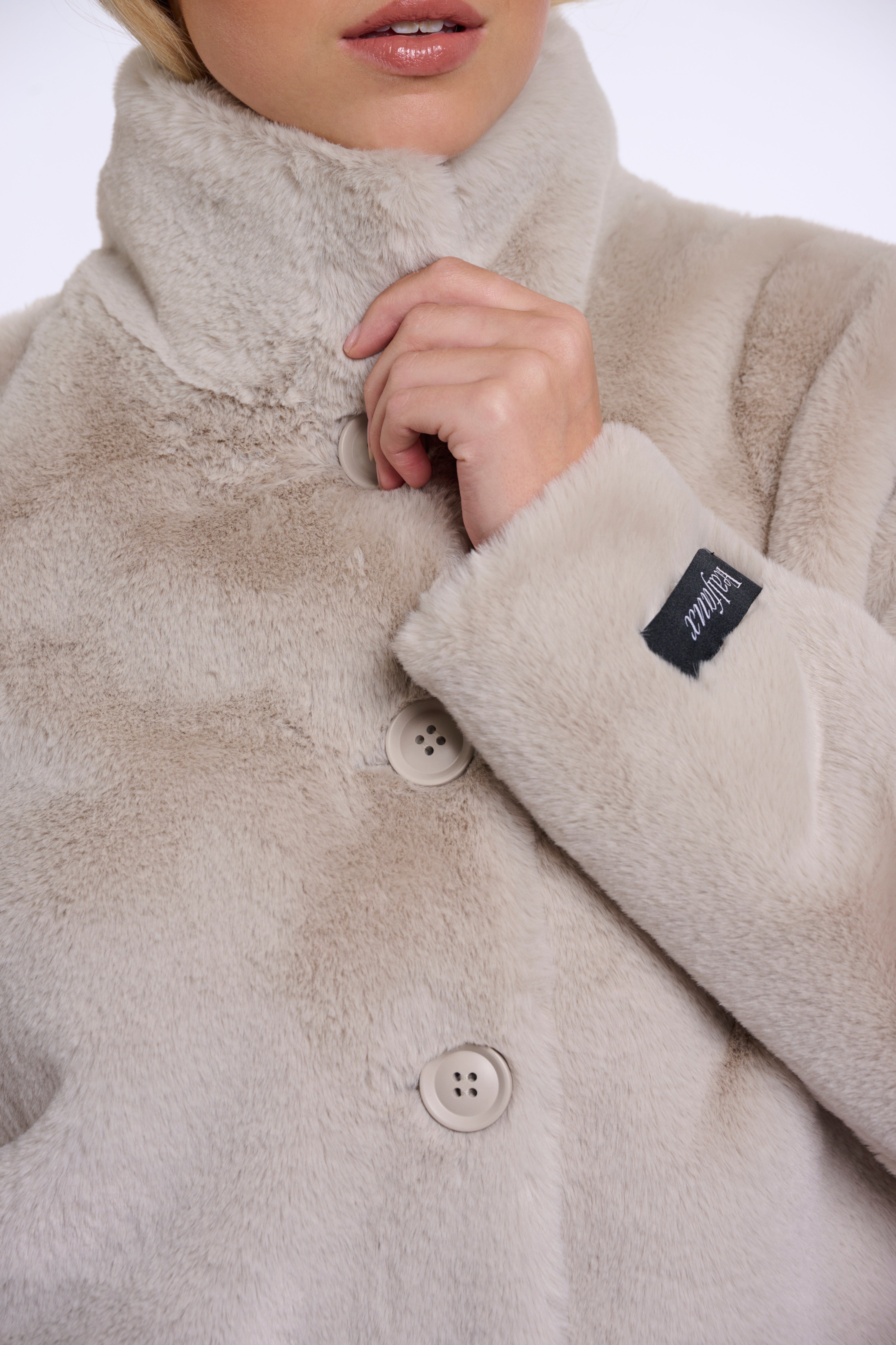 Klassischer Teddy-Chic: Deine neue Kurzjacke mit markanten Knöpfen