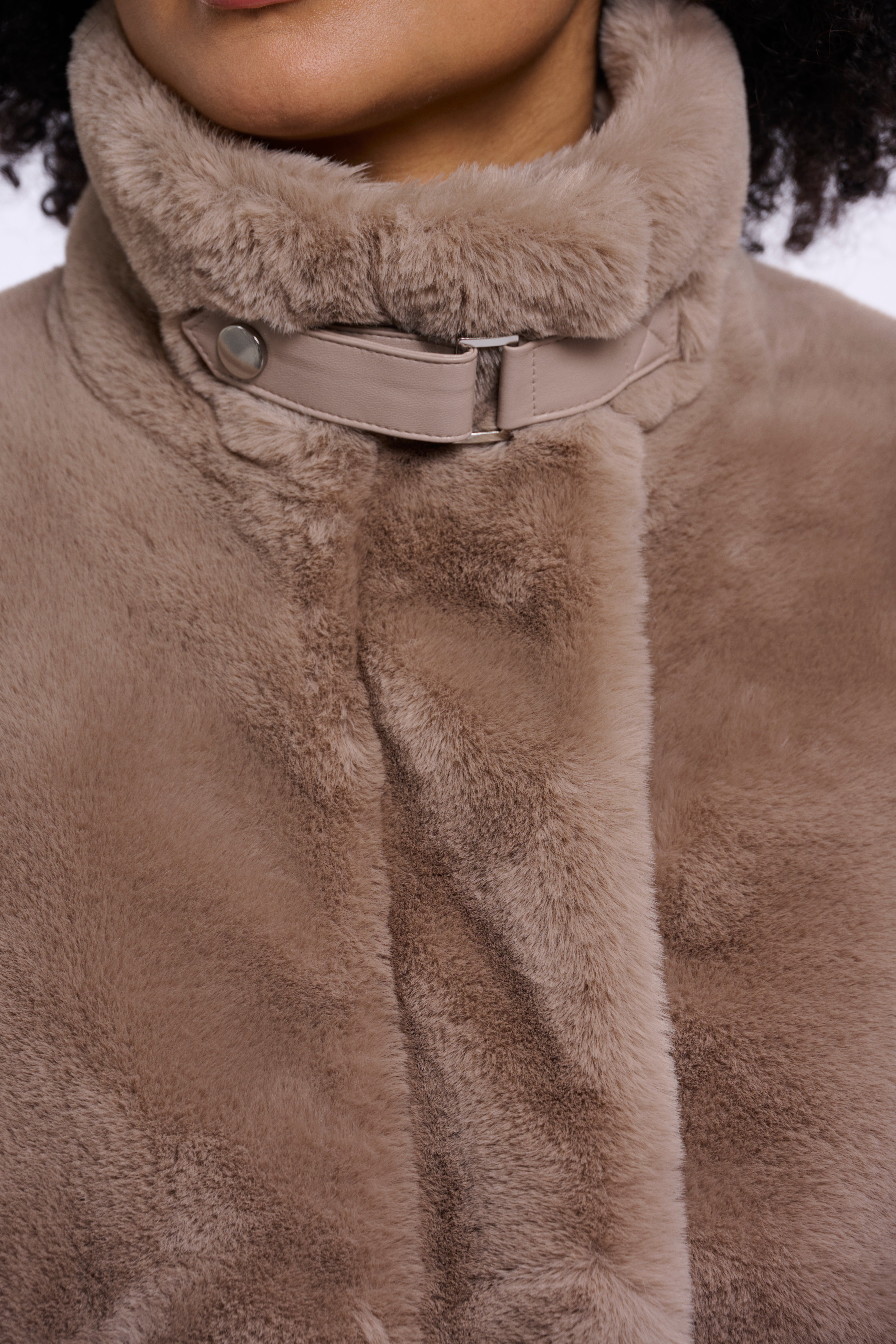 Sportive Eleganz: Deine neue Bomberjacke in Faux-Fur-Optik