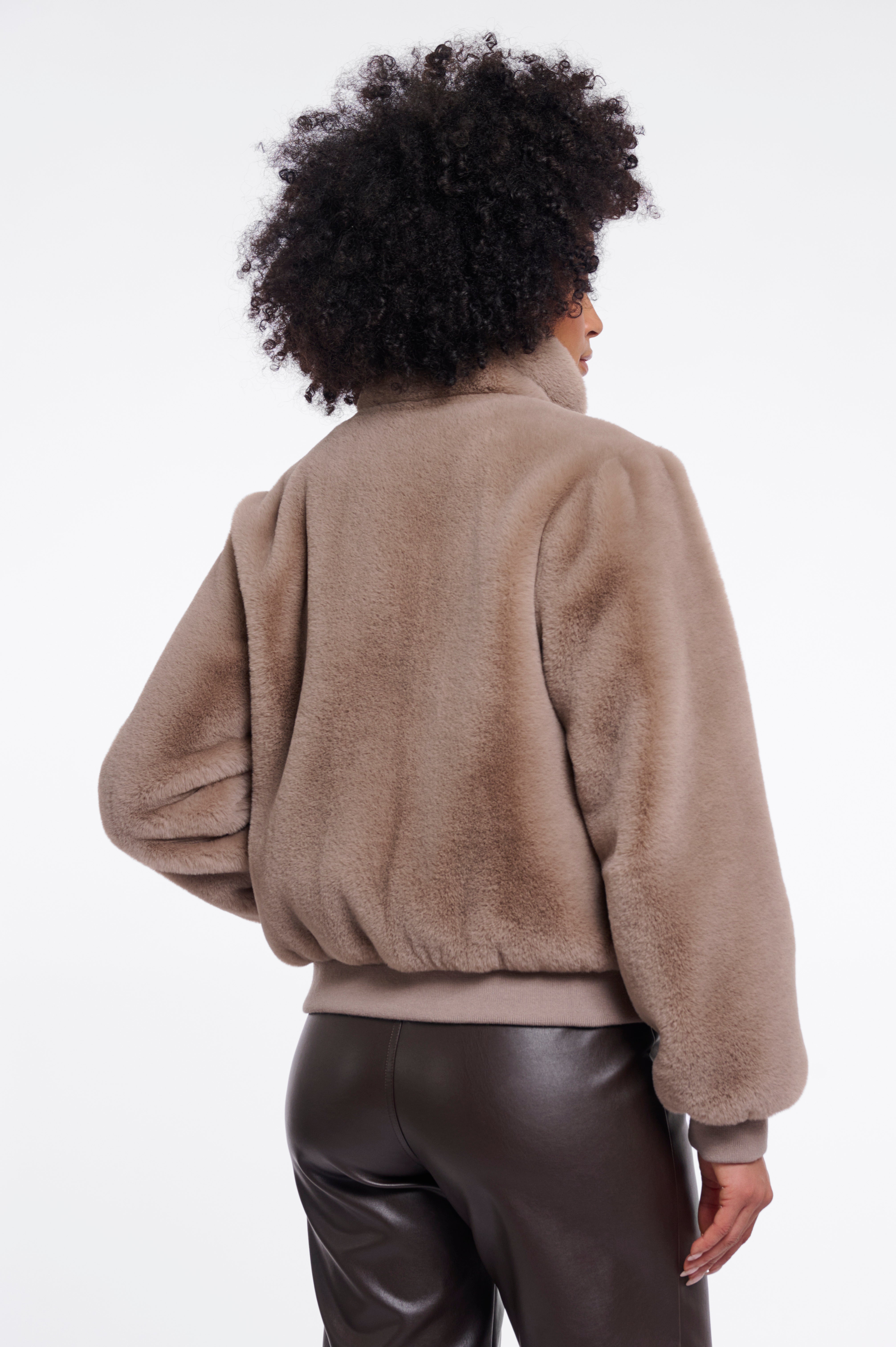 Sportive Eleganz: Deine neue Bomberjacke in Faux-Fur-Optik