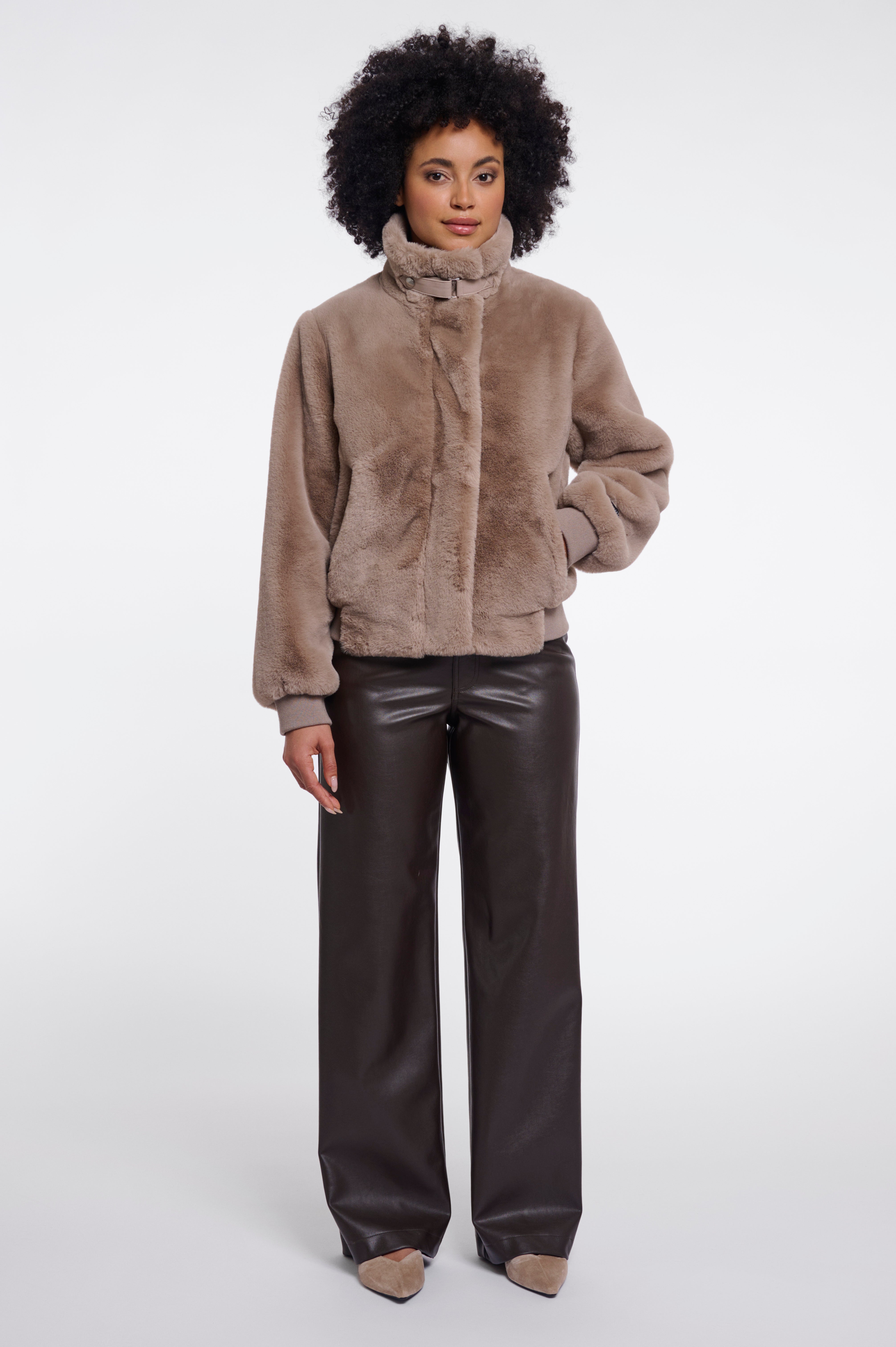 Sportive Eleganz: Deine neue Bomberjacke in Faux-Fur-Optik