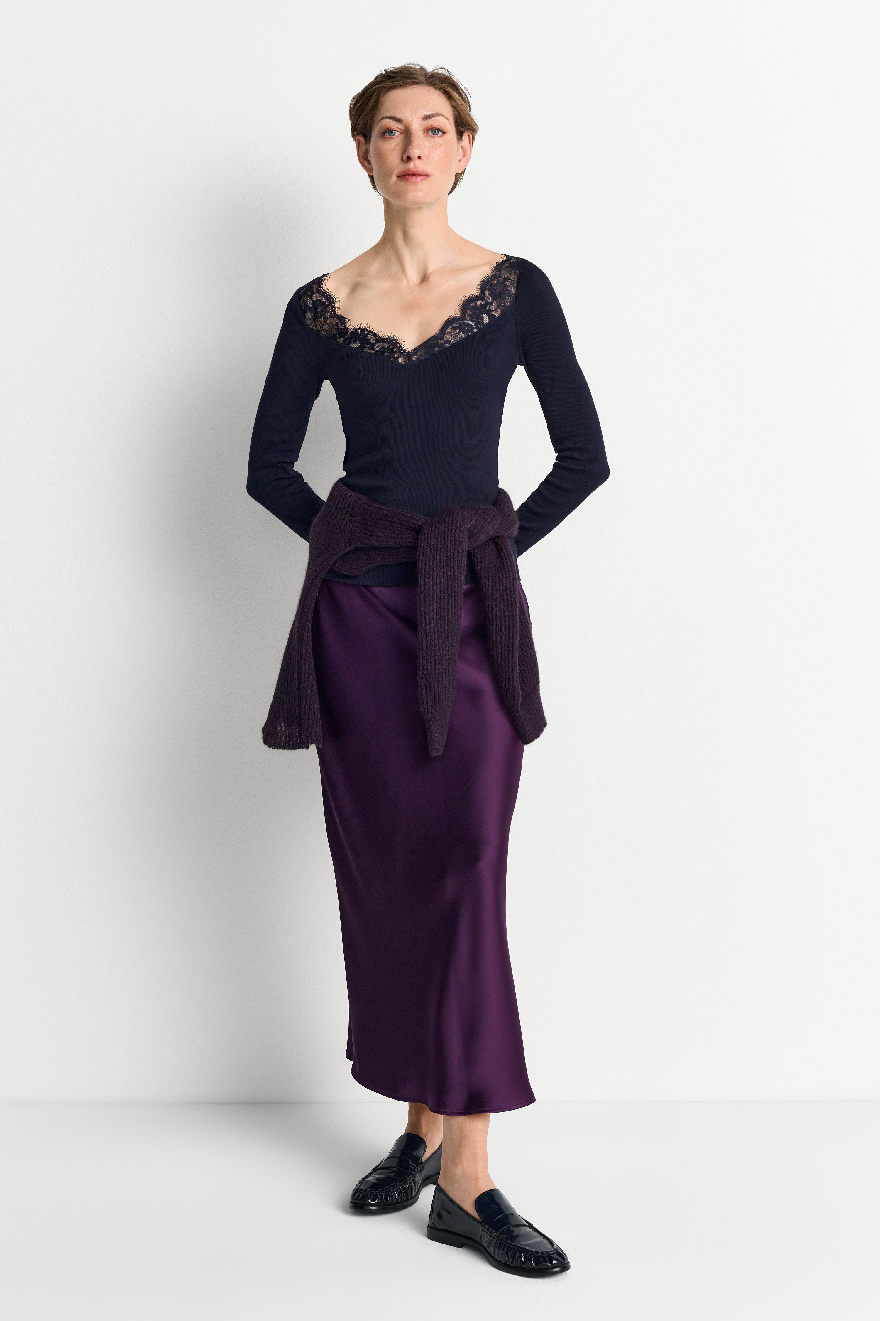 Figurbetontes Langarmshirt mit Spitzen-Dekolleté
