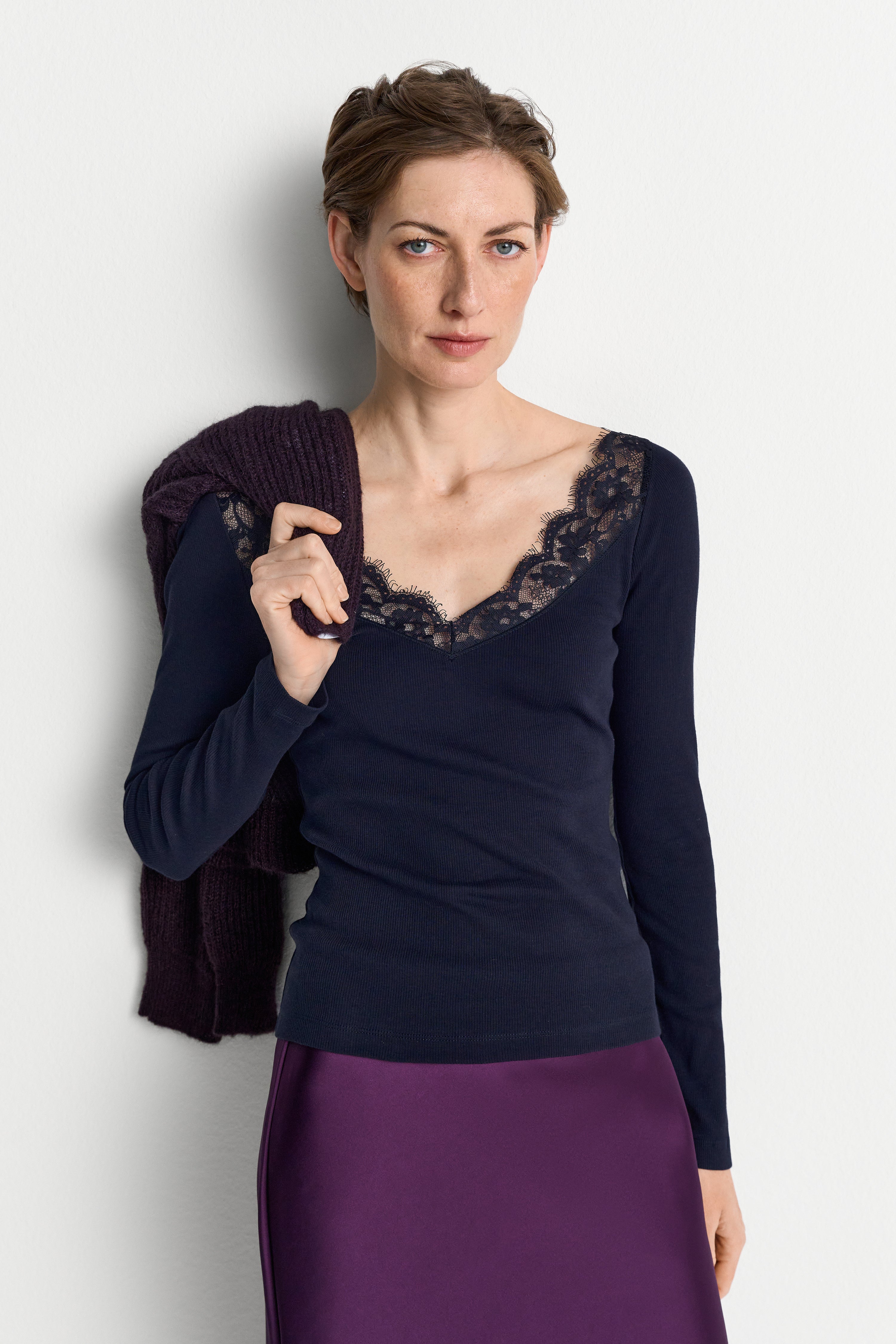 Figurbetontes Langarmshirt mit Spitzen-Dekolleté