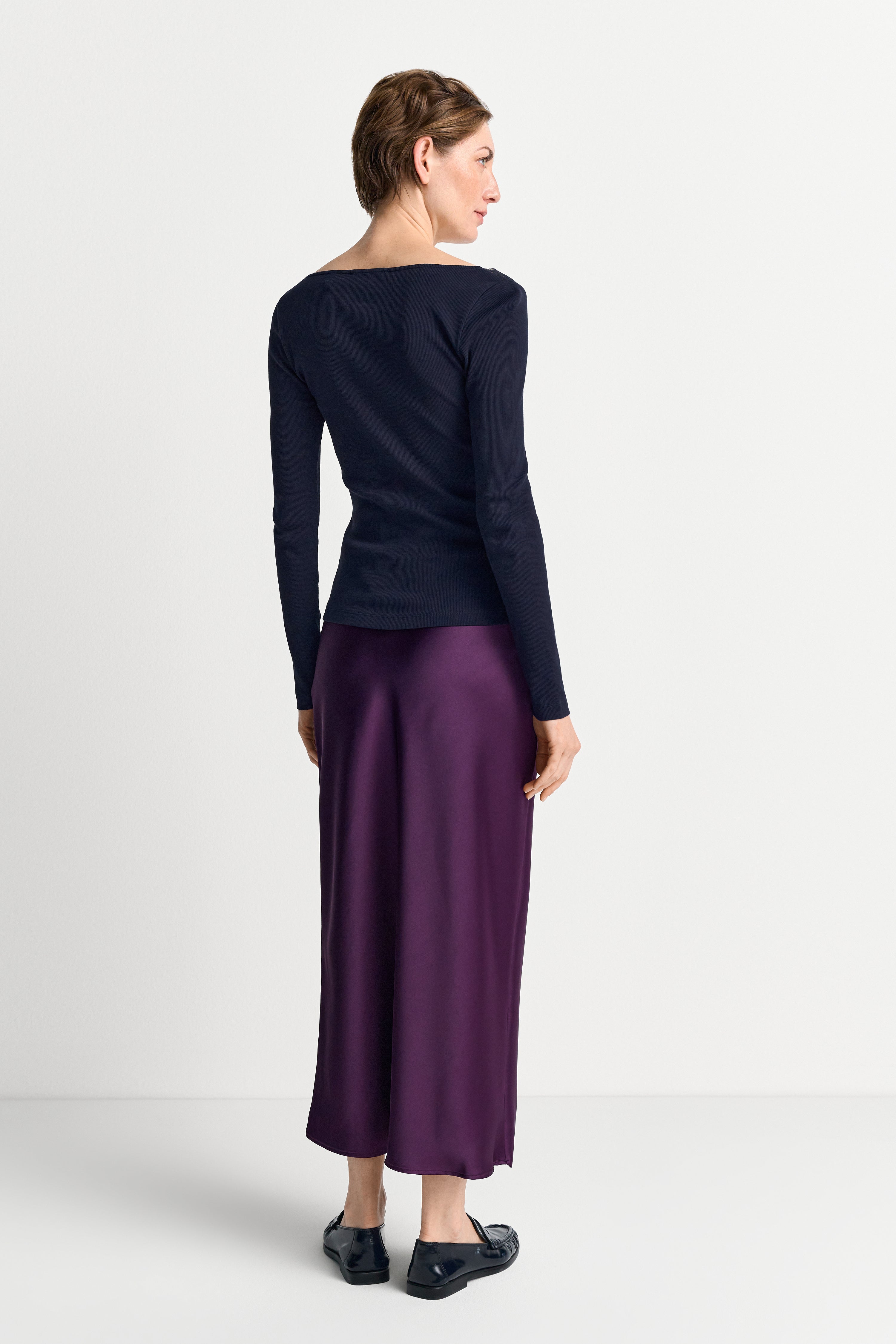 Figurbetontes Langarmshirt mit Spitzen-Dekolleté