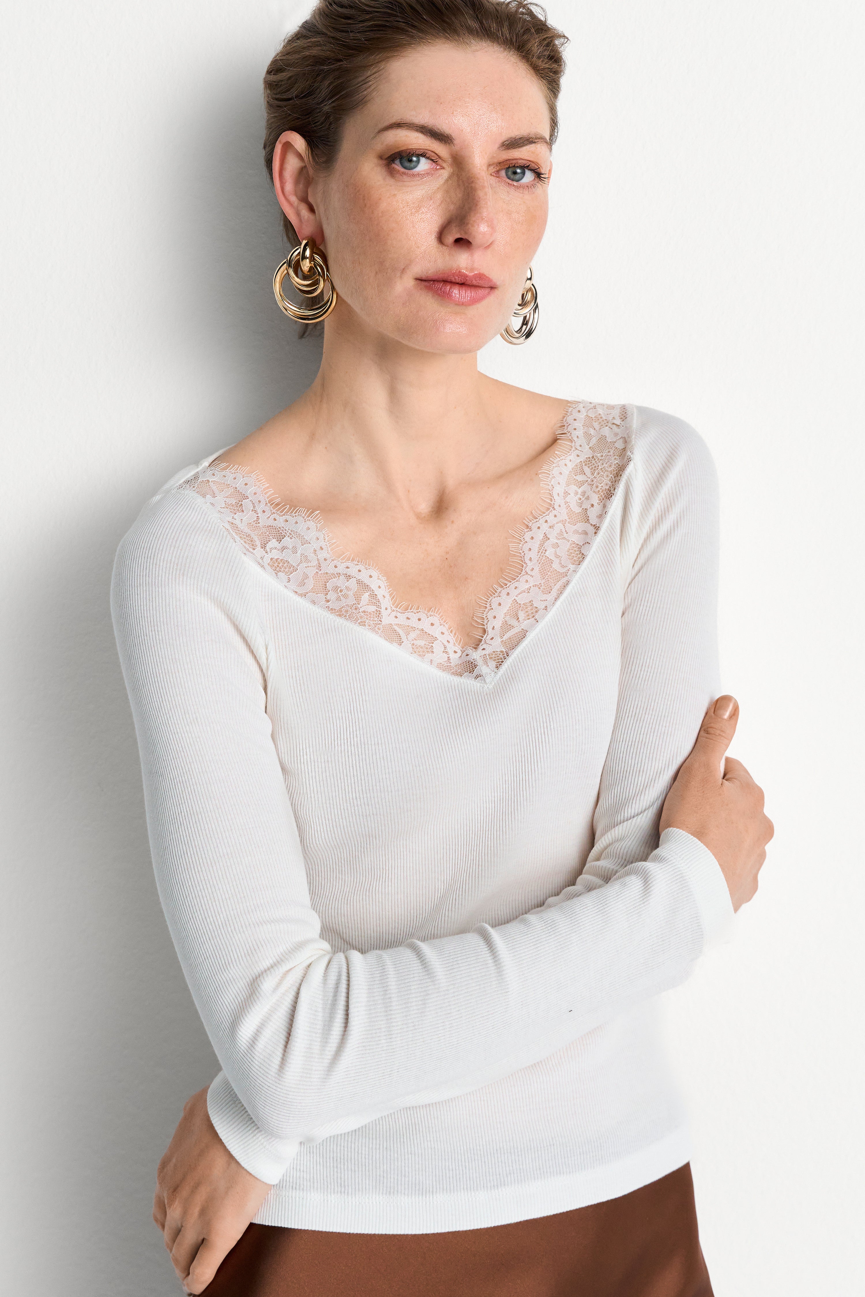 Figurbetontes Langarmshirt mit Spitzen-Dekolleté