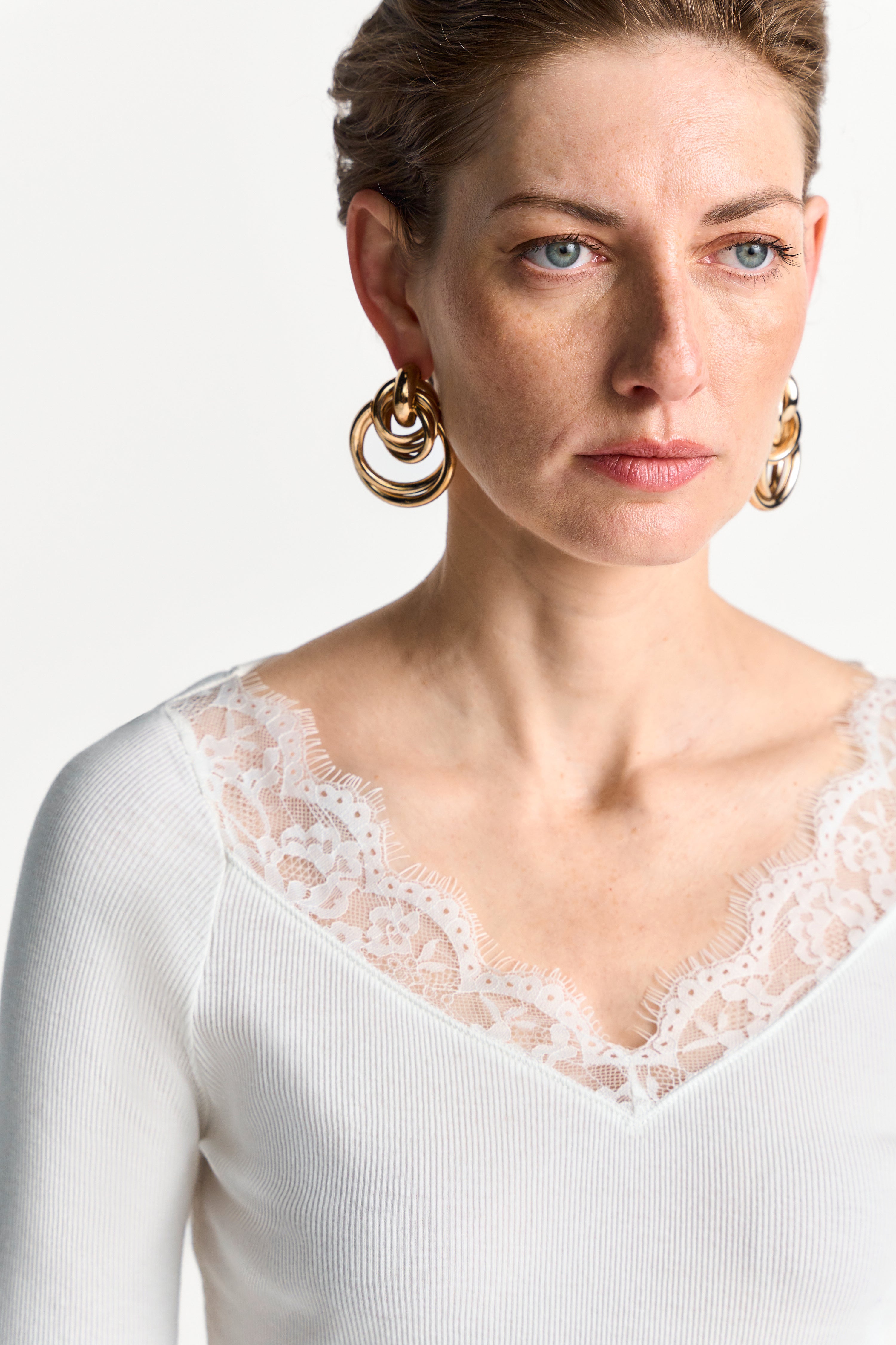 Figurbetontes Langarmshirt mit Spitzen-Dekolleté