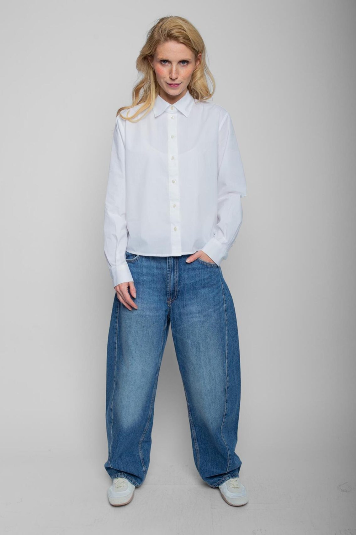 Die cropped Hemdbluse in strahlendem Weiß