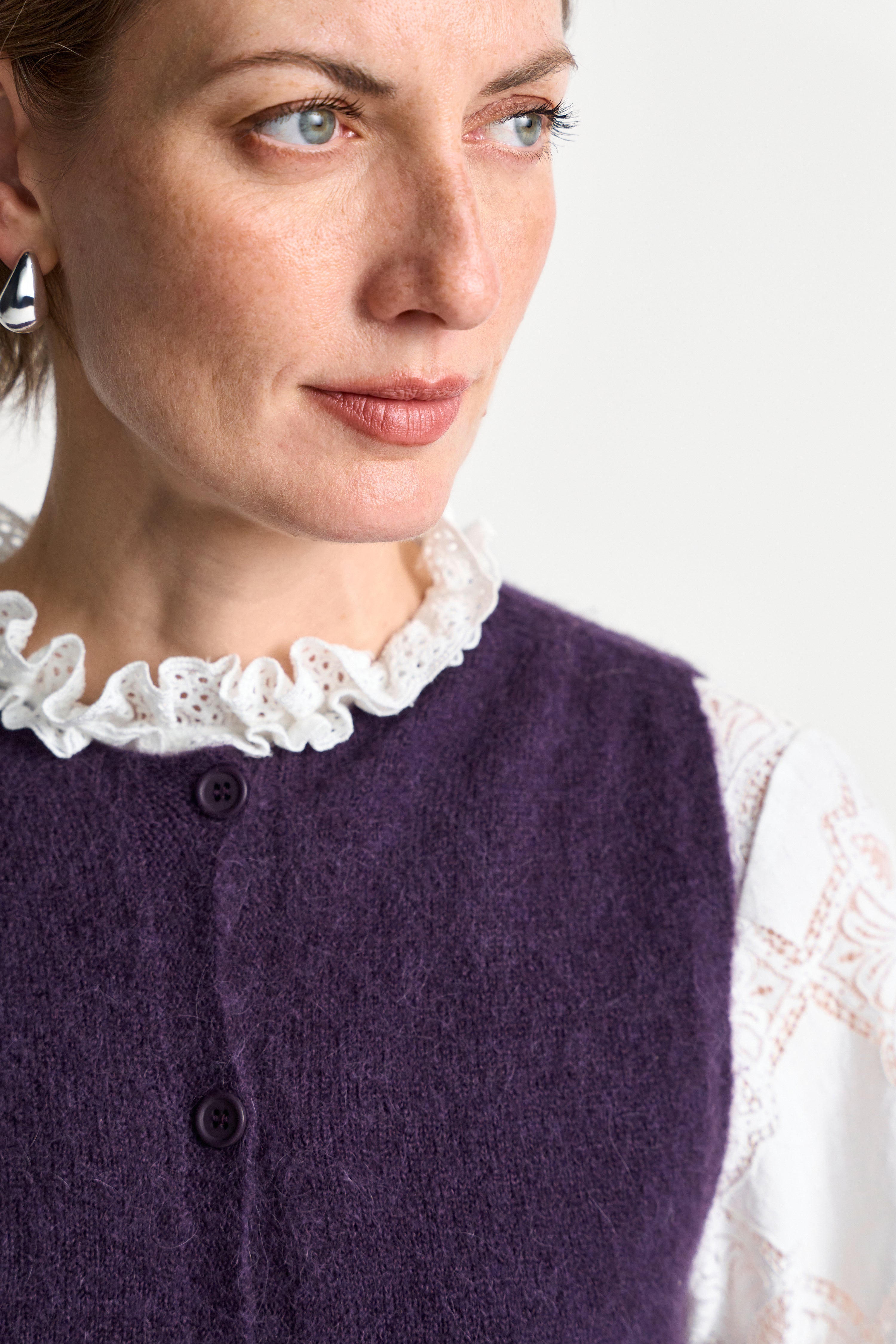 Kuschelige Strickweste – Die perfekte Ergänzung zum Karo-Rock