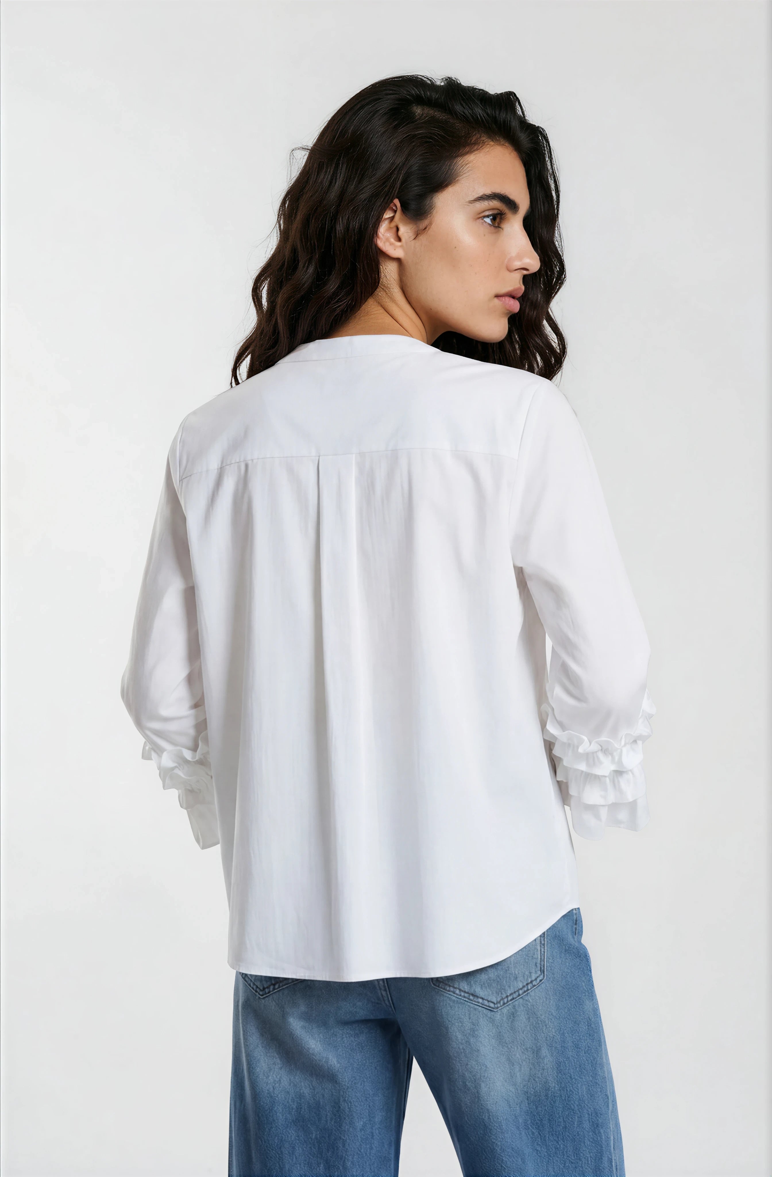 Elegante Stehkragen-Bluse in Reinweiß – Romantische Volants treffen auf cleanen Chic