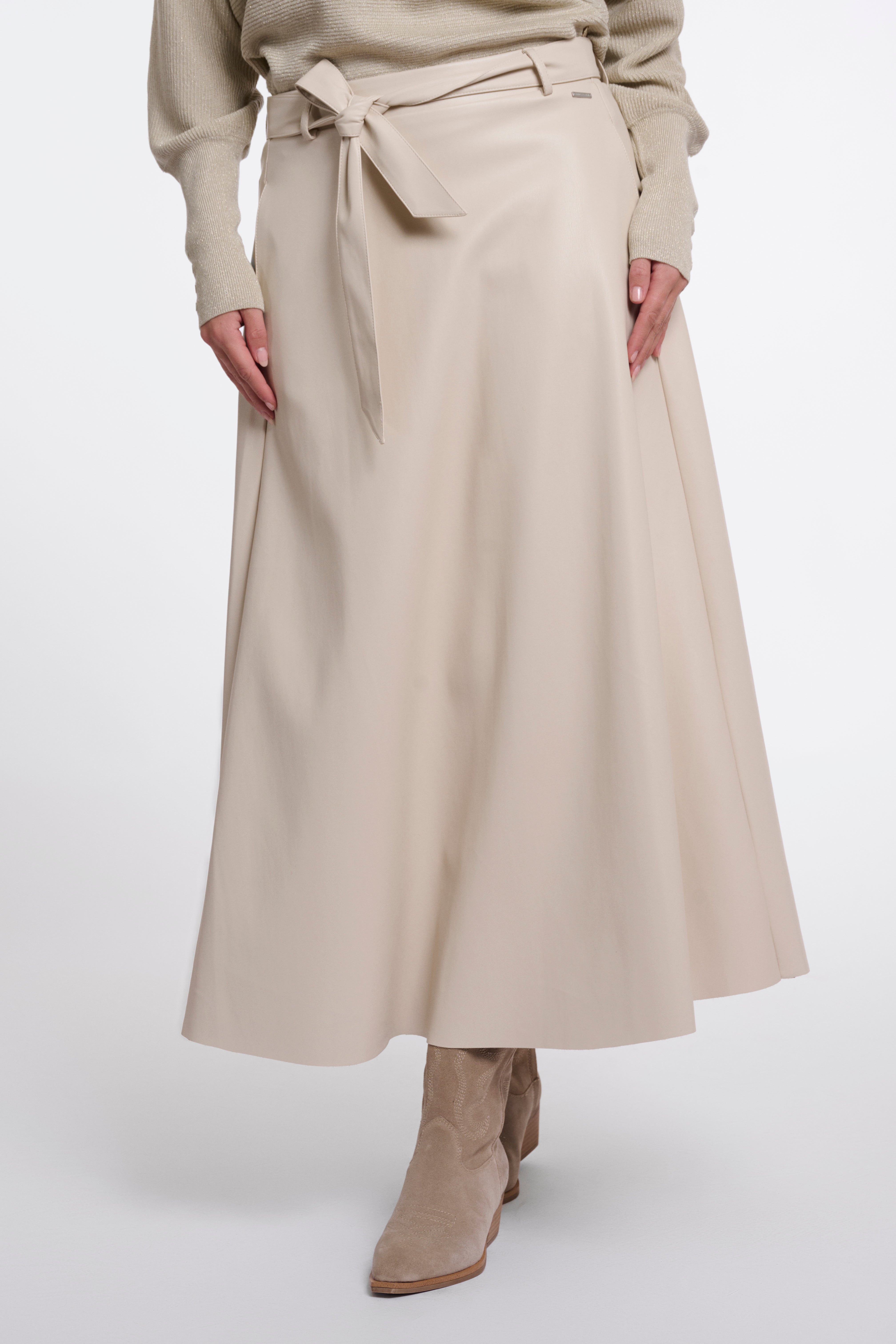 Zeitlose Eleganz in Leder-Optik: mit diesem Midi-A-Linienrock