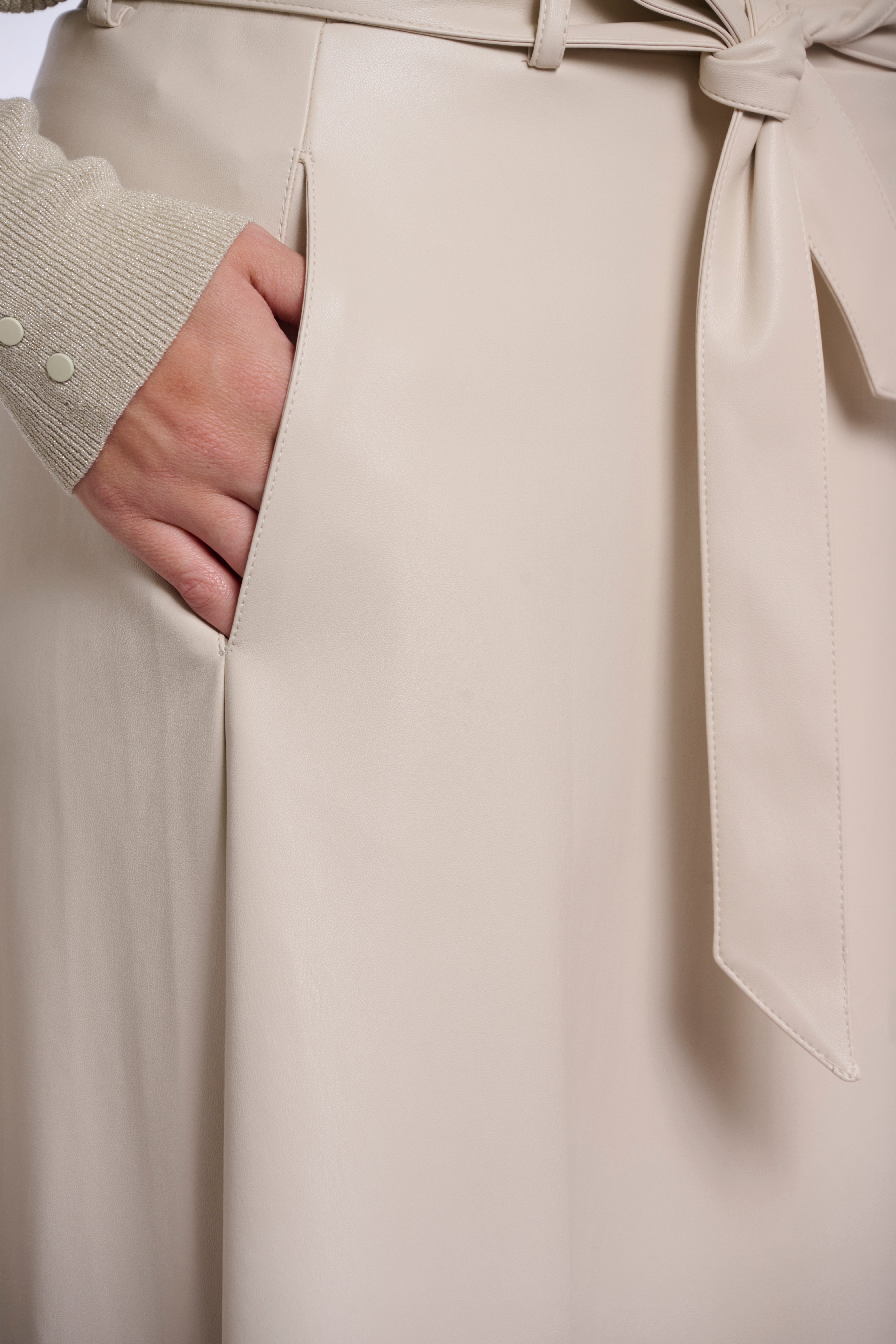 Zeitlose Eleganz in Leder-Optik: mit diesem Midi-A-Linienrock