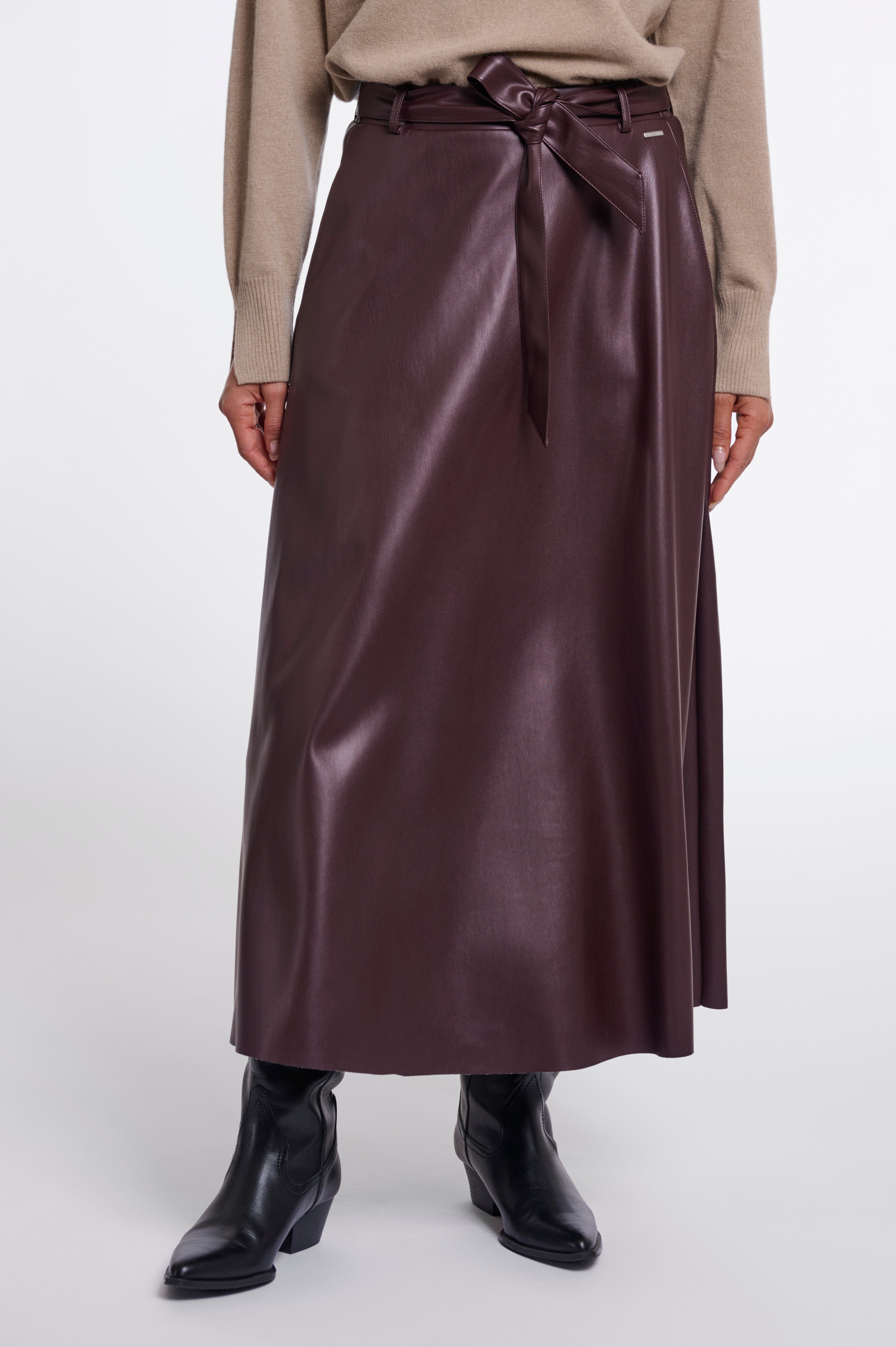 Zeitlose Eleganz in Leder-Optik: mit diesem Midi-A-Linienrock