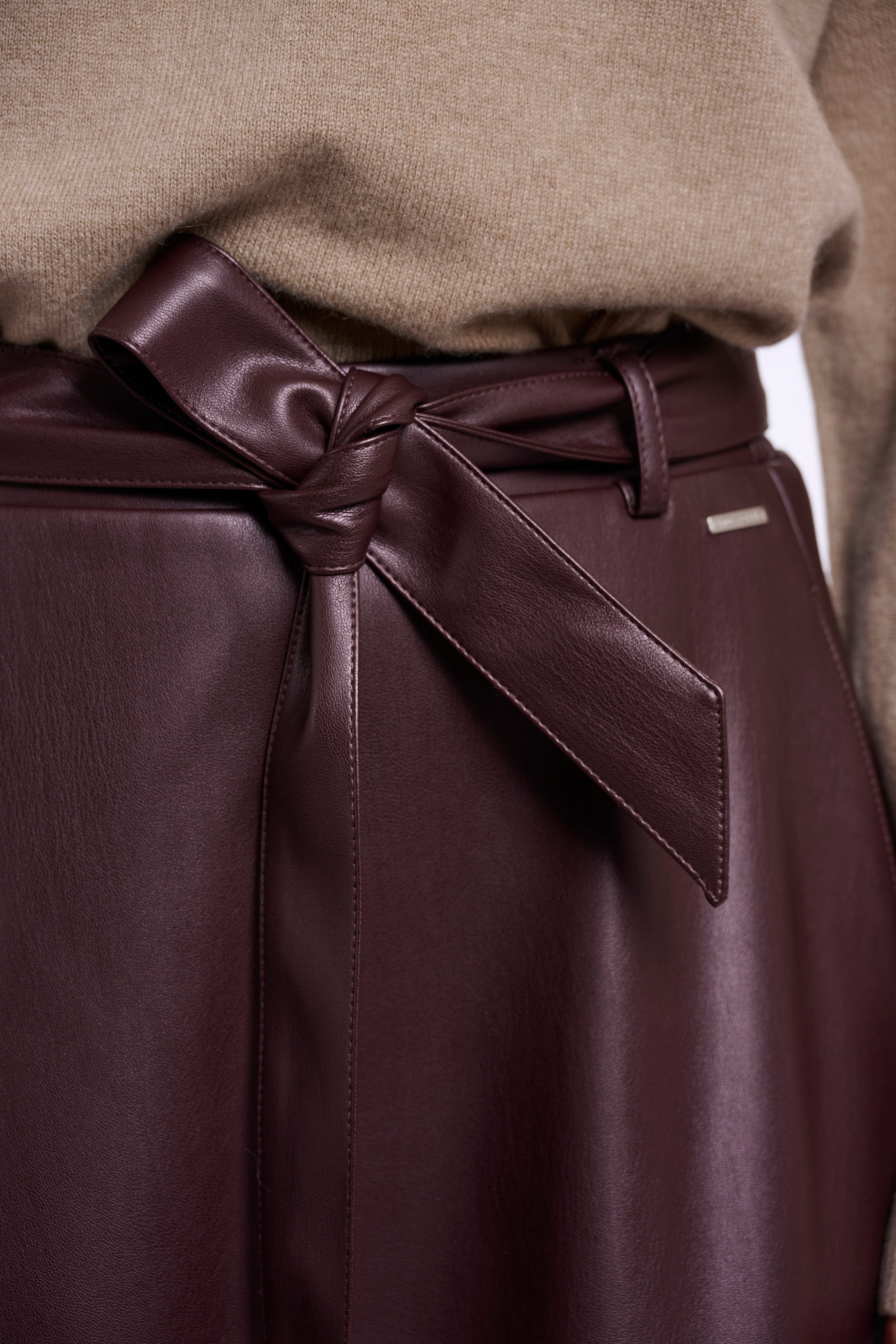 Zeitlose Eleganz in Leder-Optik: mit diesem Midi-A-Linienrock