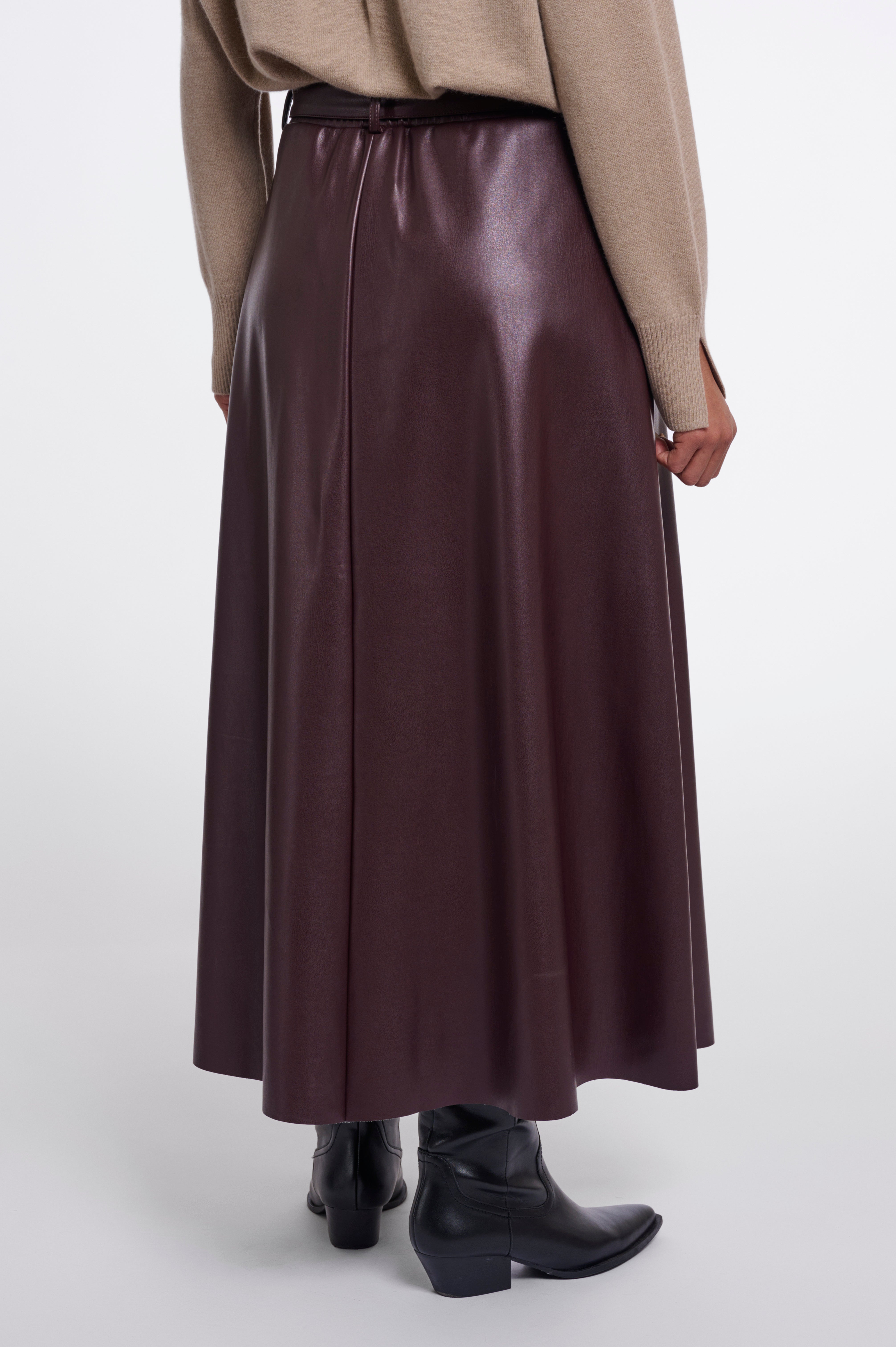 Zeitlose Eleganz in Leder-Optik: mit diesem Midi-A-Linienrock