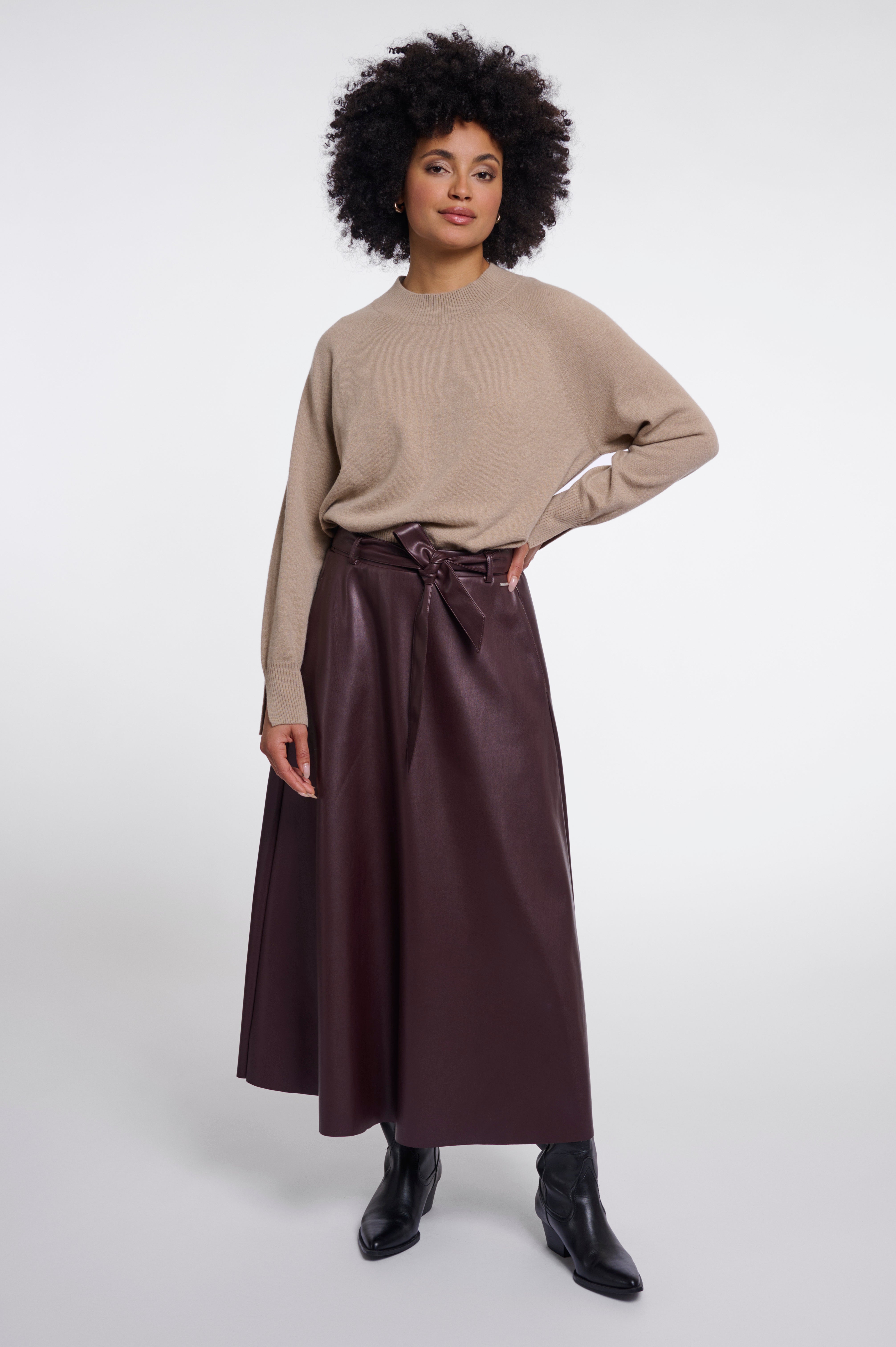 Zeitlose Eleganz in Leder-Optik: mit diesem Midi-A-Linienrock