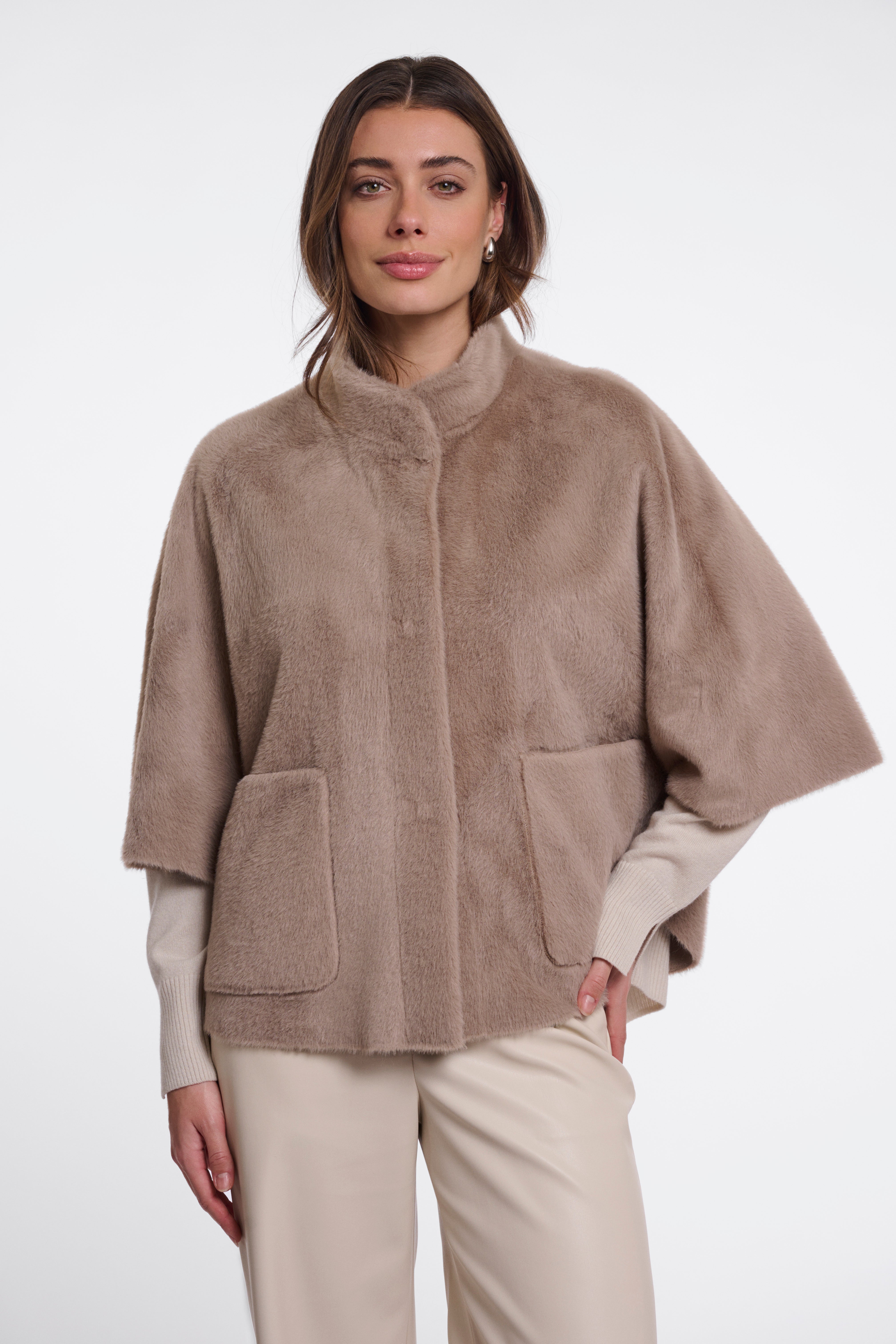 Elegantes Faux-Fur Cape mit Stehkragen – Dein luxuriöser Layering-Look