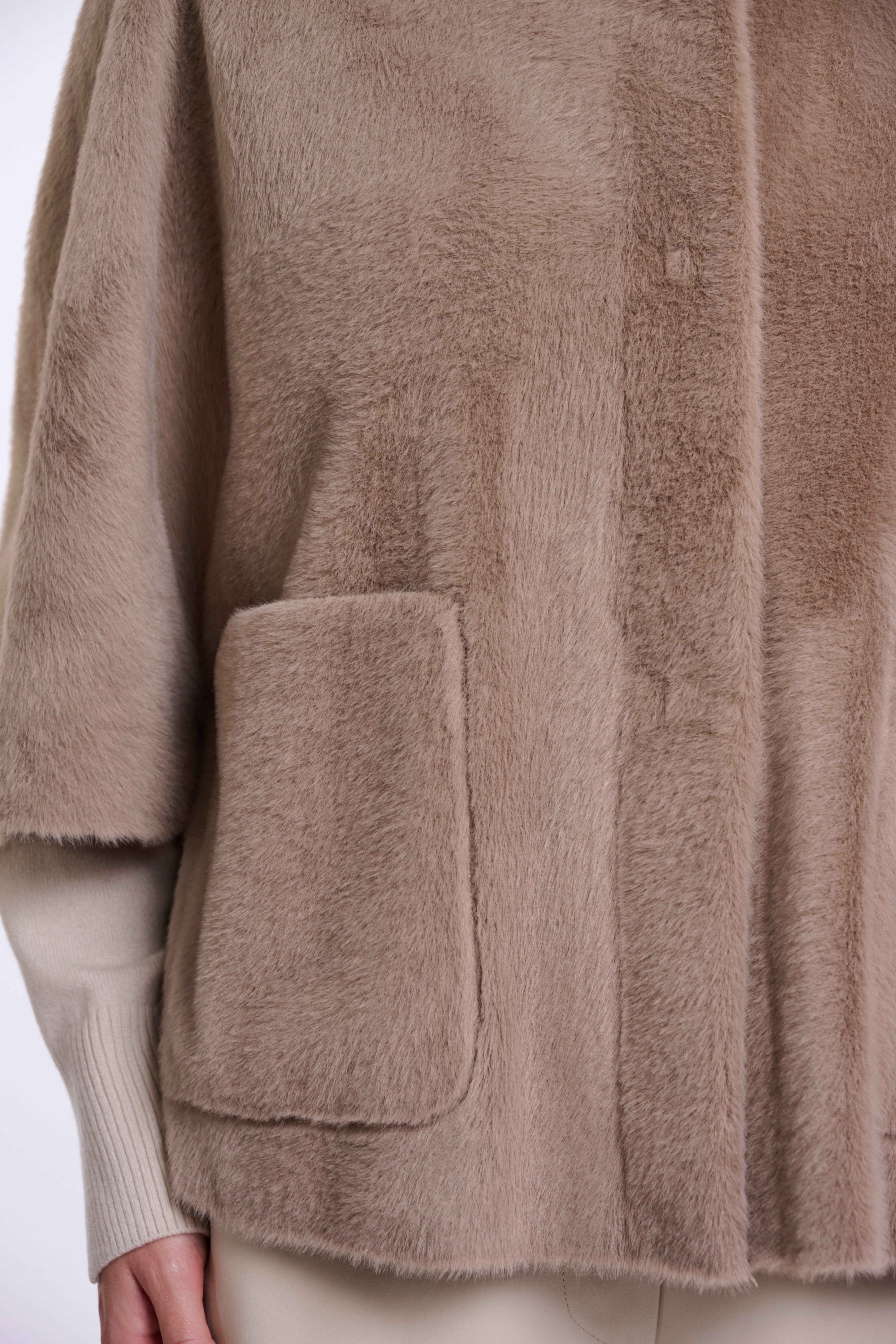 Elegantes Faux-Fur Cape mit Stehkragen – Dein luxuriöser Layering-Look