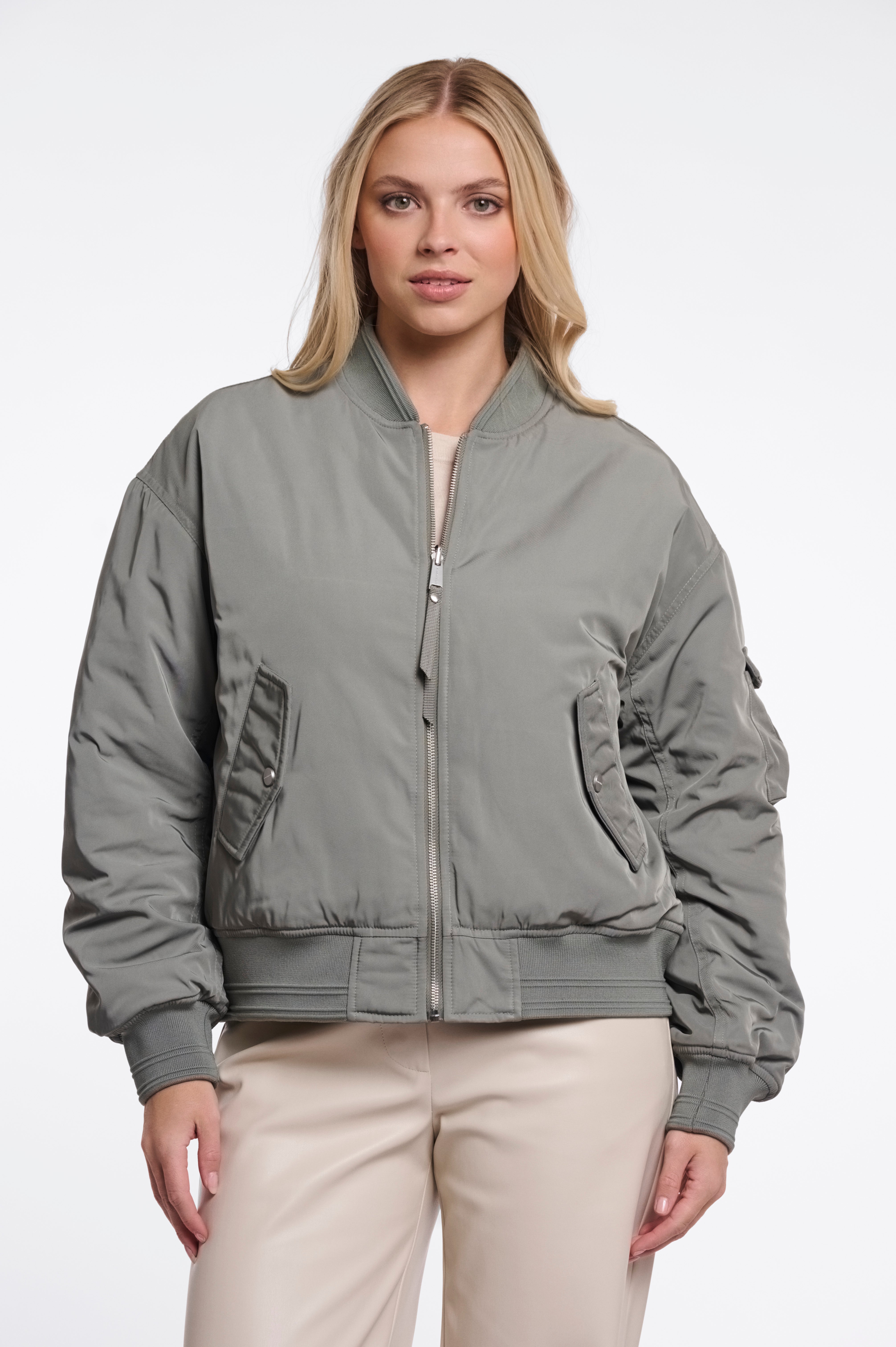Oversize-Wende-Bomberjacke – Von coolem Salbeigrün zu auffälligem Pink