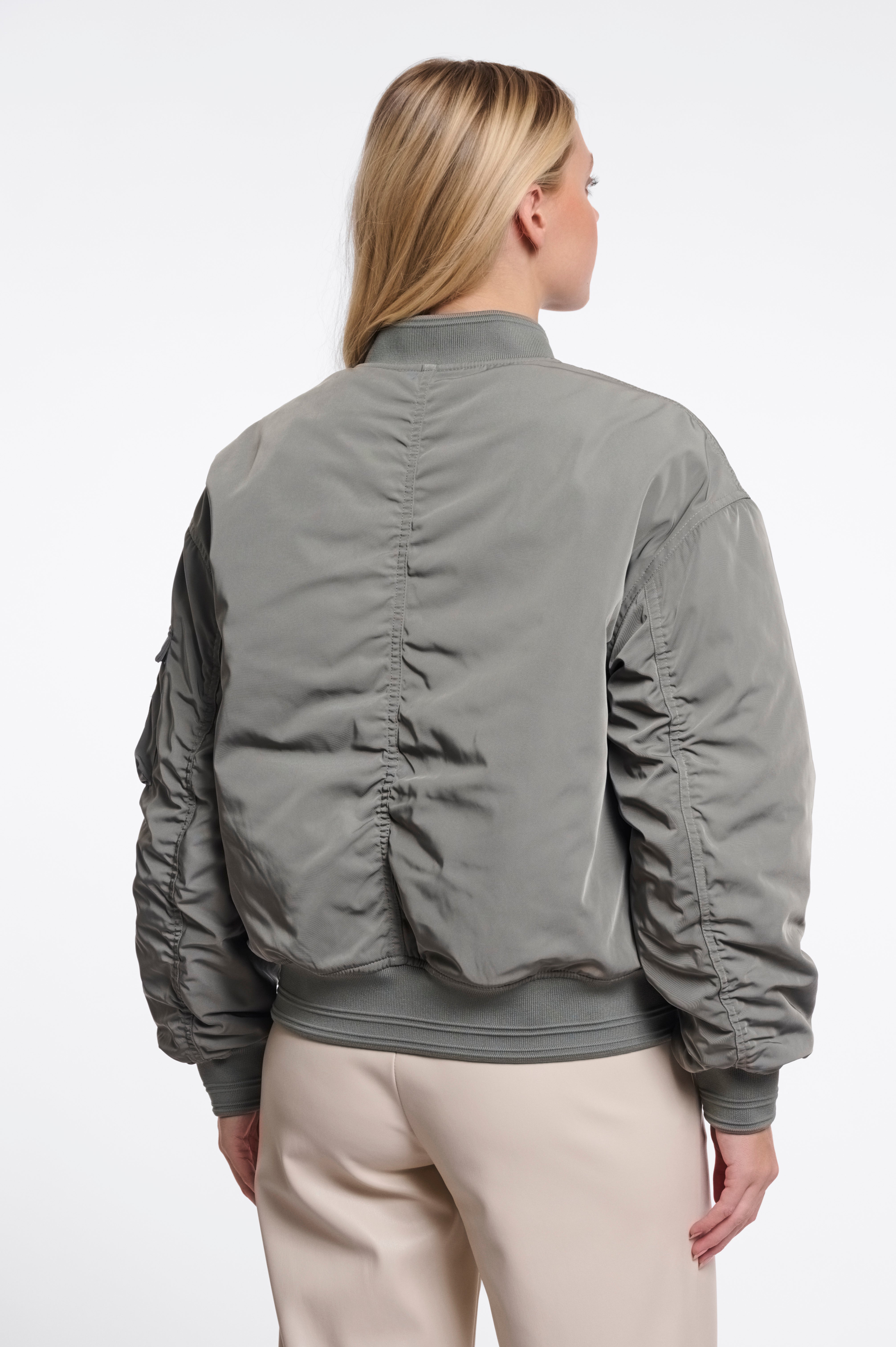 Oversize-Wende-Bomberjacke – Von coolem Salbeigrün zu auffälligem Pink