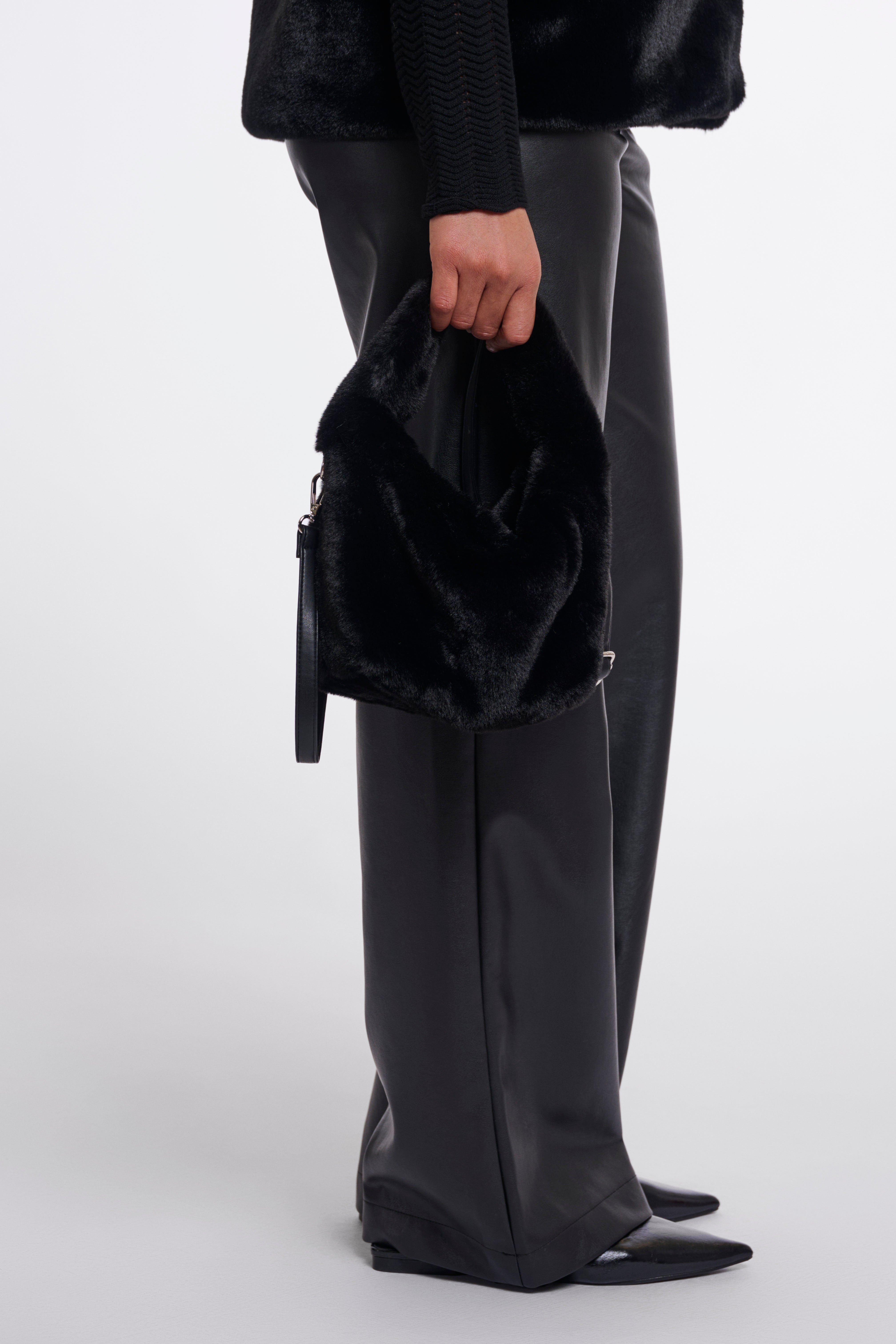 Flauschige Faux-Fur Tasche – Dein stylischer Eyecatcher