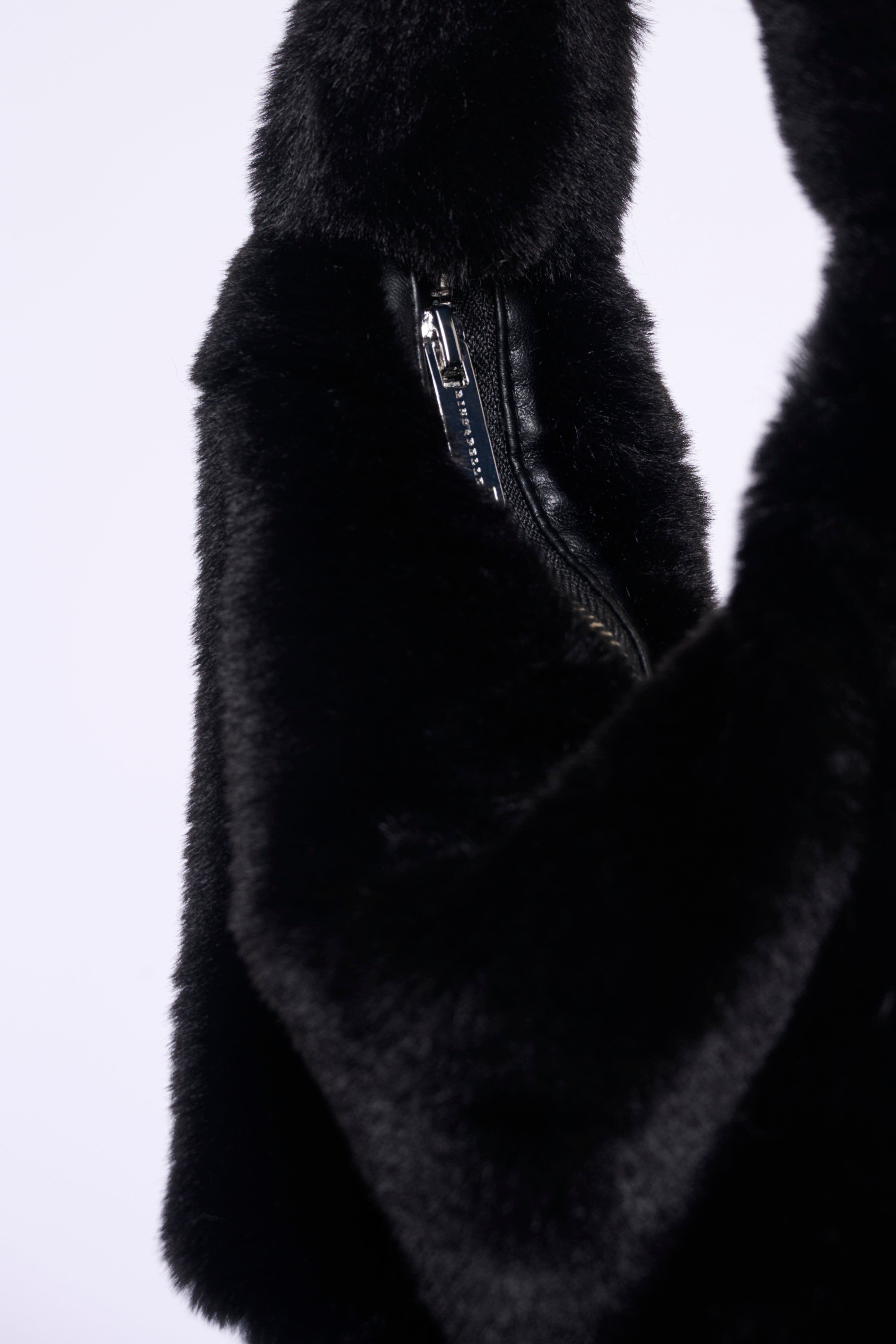 Flauschige Faux-Fur Tasche – Dein stylischer Eyecatcher