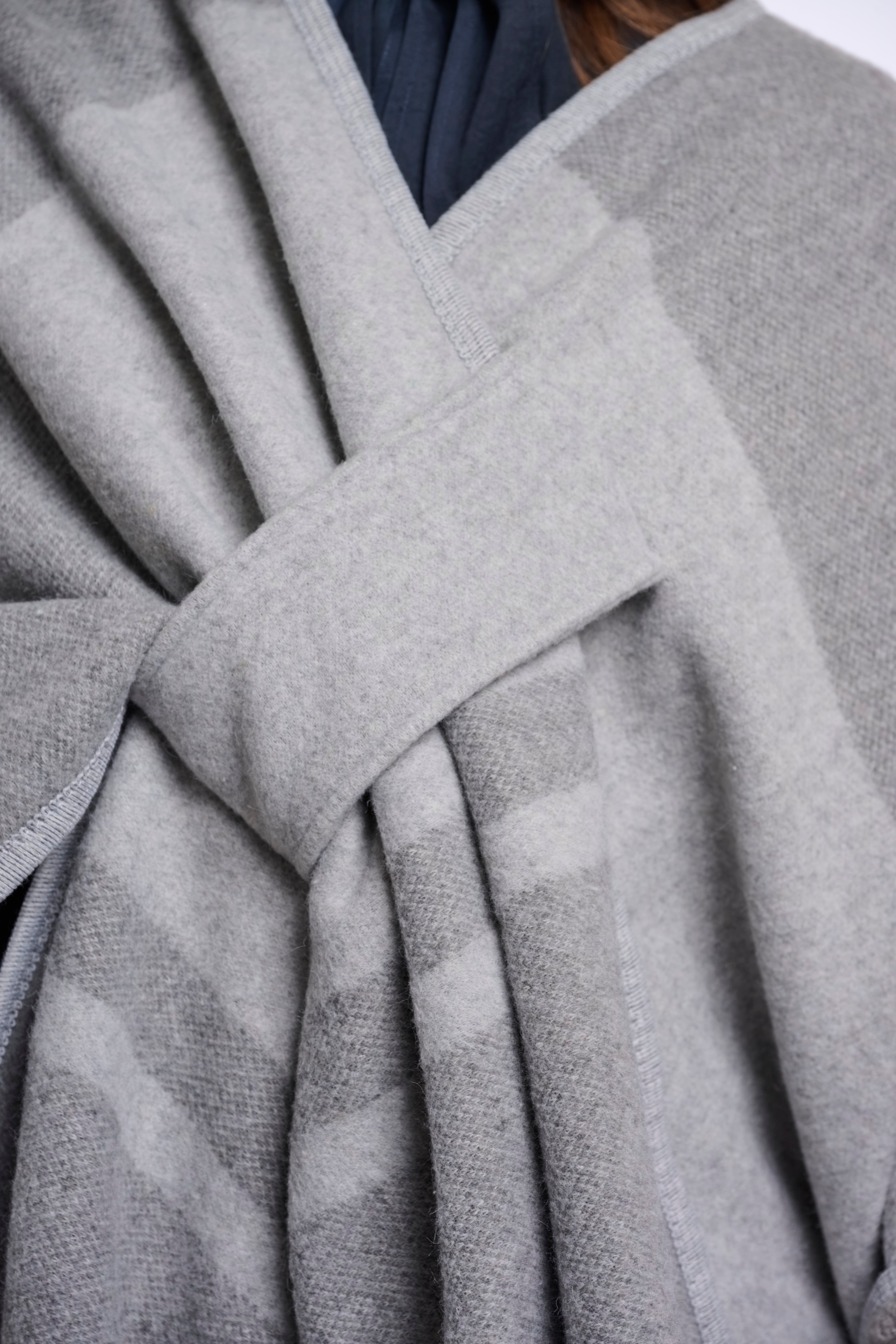 Luxuriöses Woll-Cape mit Schlaufen-Verschluss – Eleganz zum Hineinkuscheln
