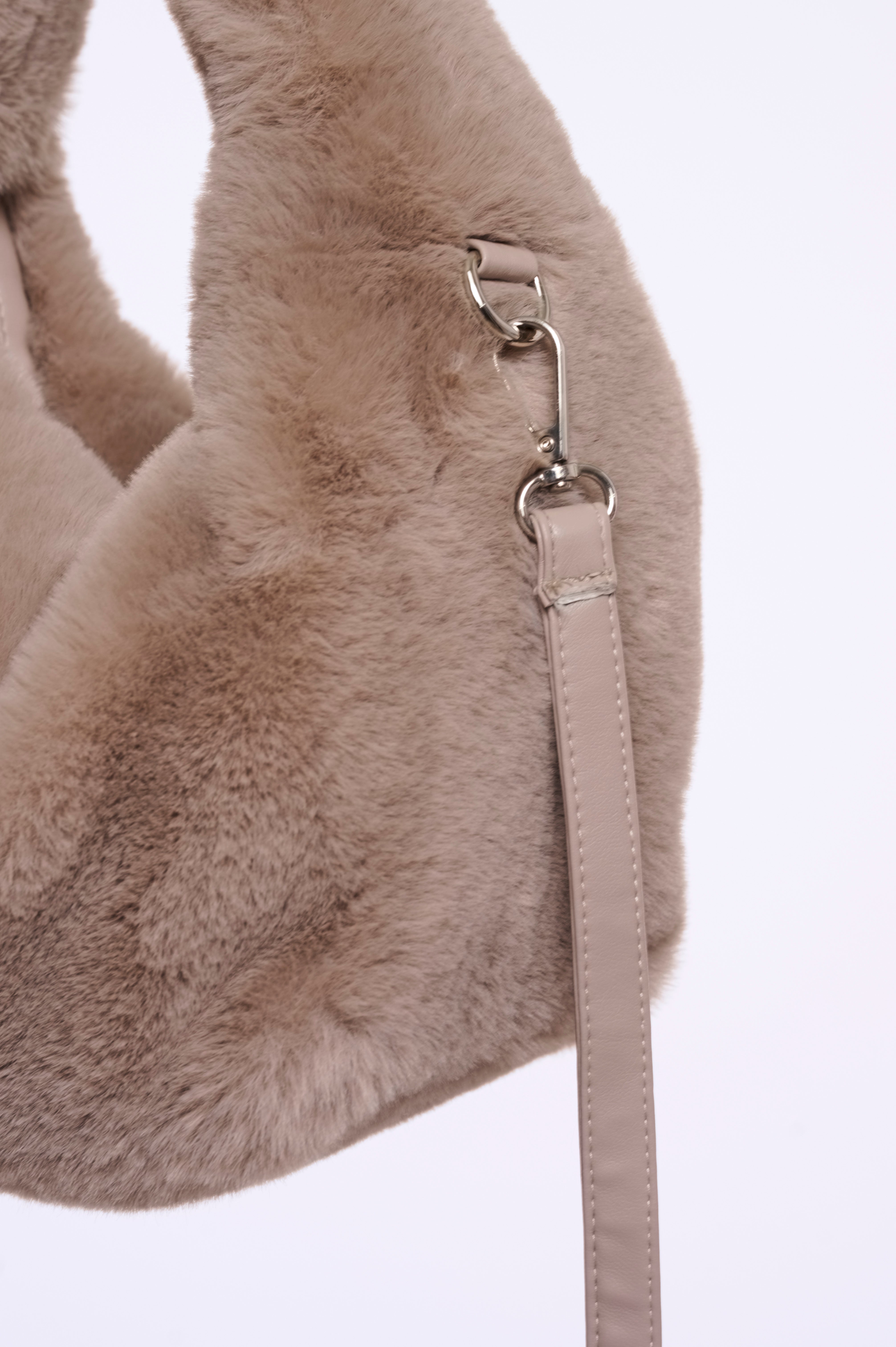 Flauschige Faux-Fur Tasche – Dein stylischer Eyecatcher
