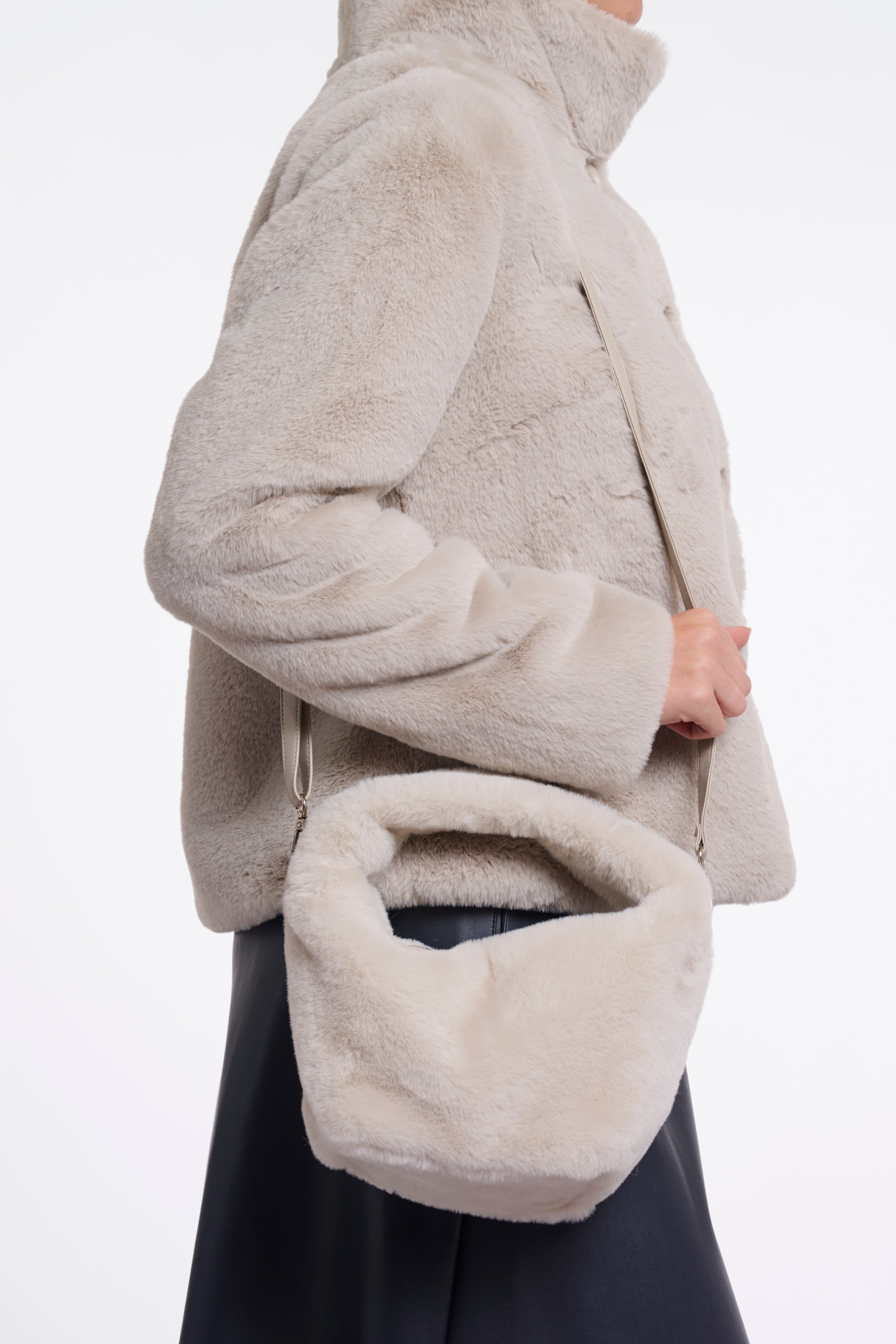 Flauschige Faux-Fur Tasche – Dein stylischer Eyecatcher