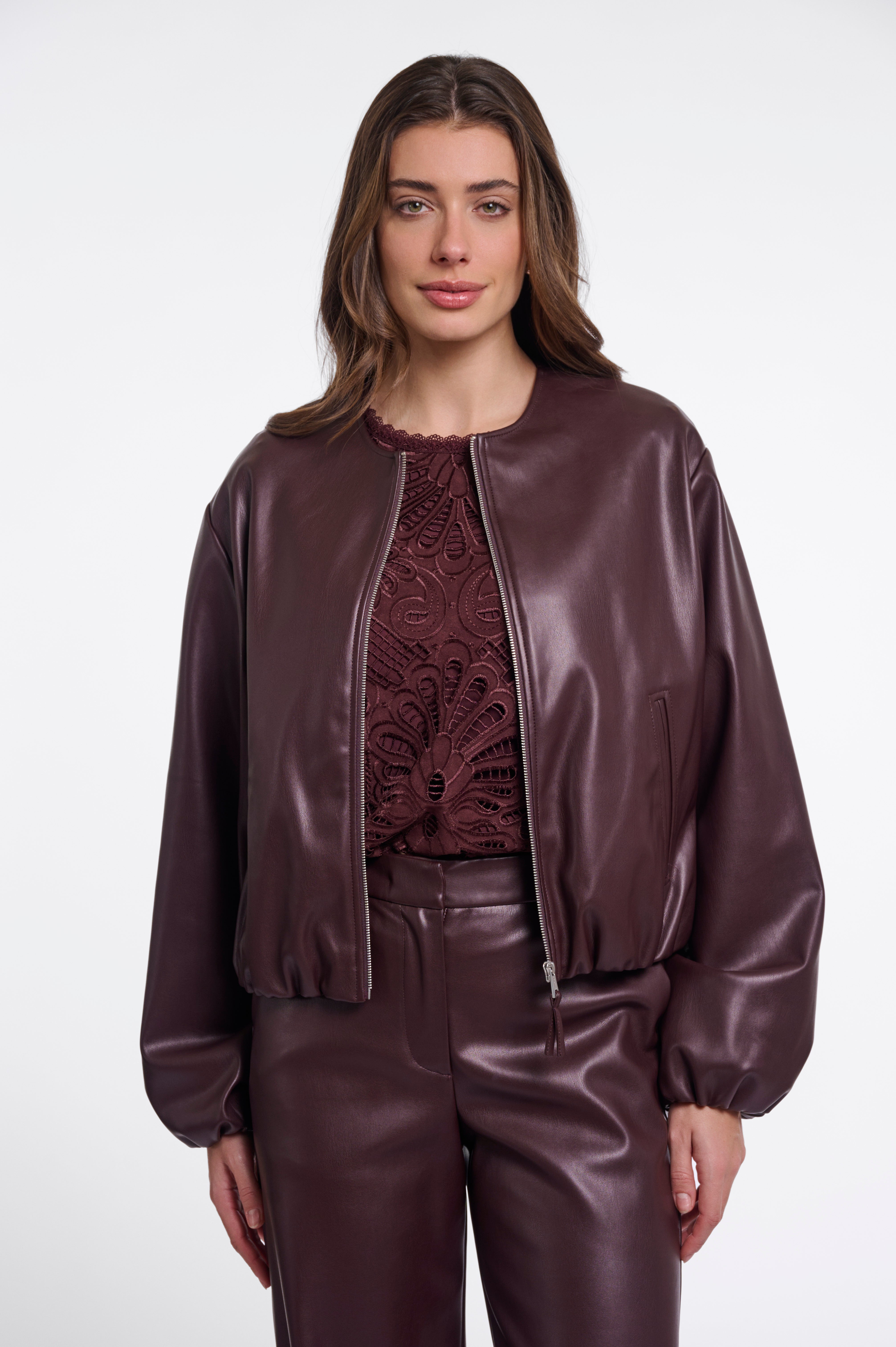 Moderner Chic mit sportlicher Note: Bomberjacke in Leder-Optik