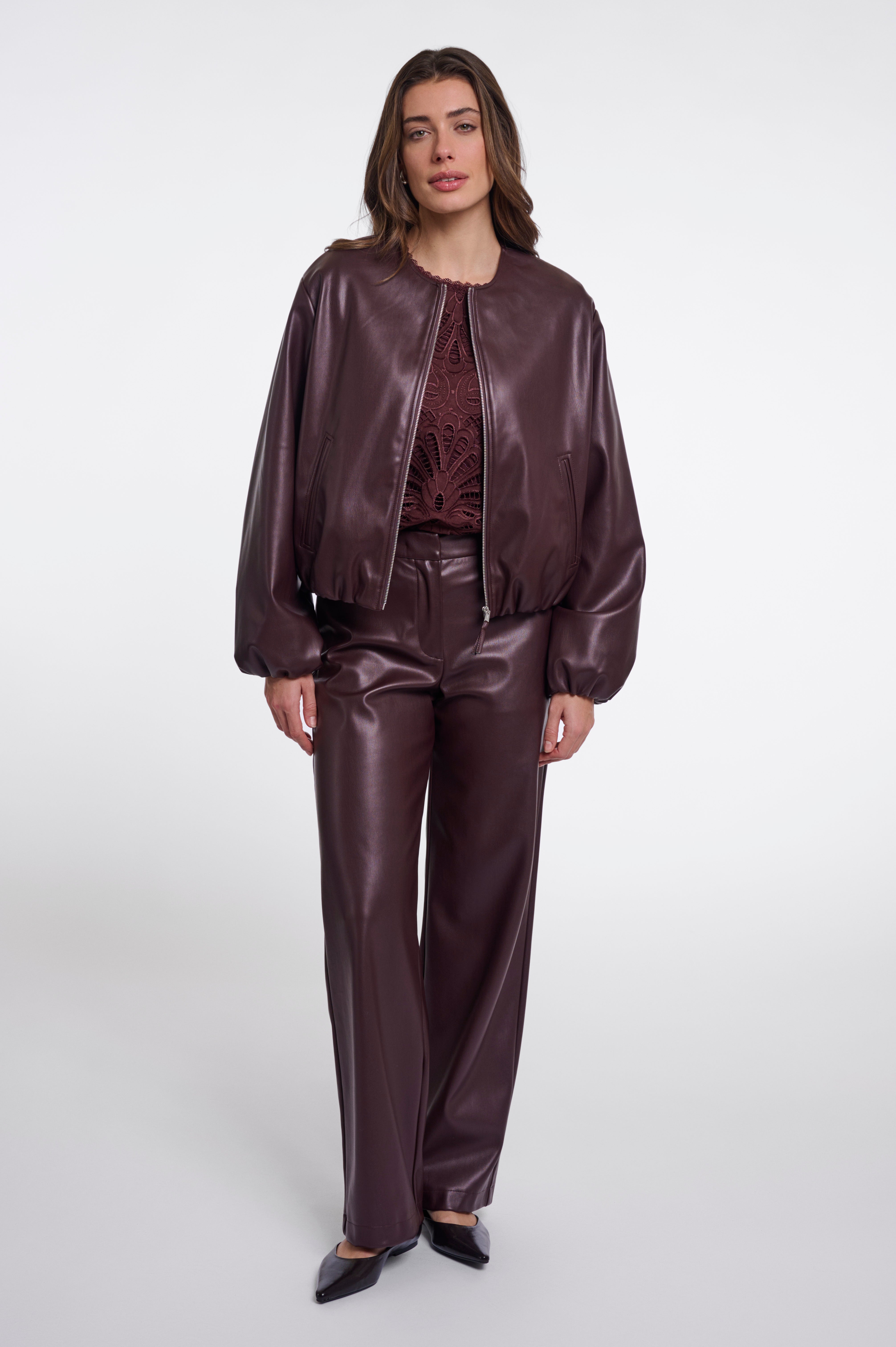 Moderner Chic mit sportlicher Note: Bomberjacke in Leder-Optik