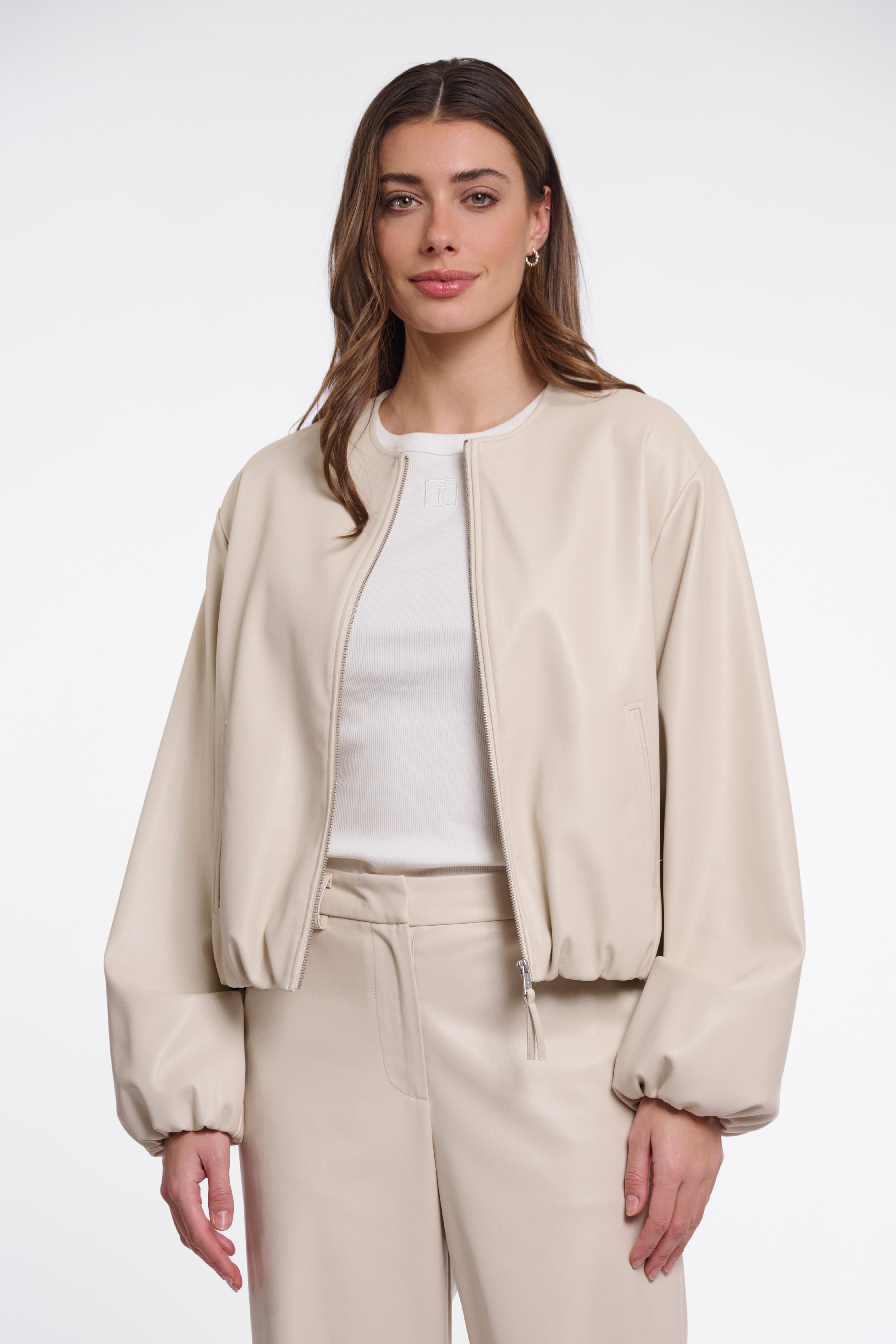 Moderner Chic mit sportlicher Note: Bomberjacke in Leder-Optik