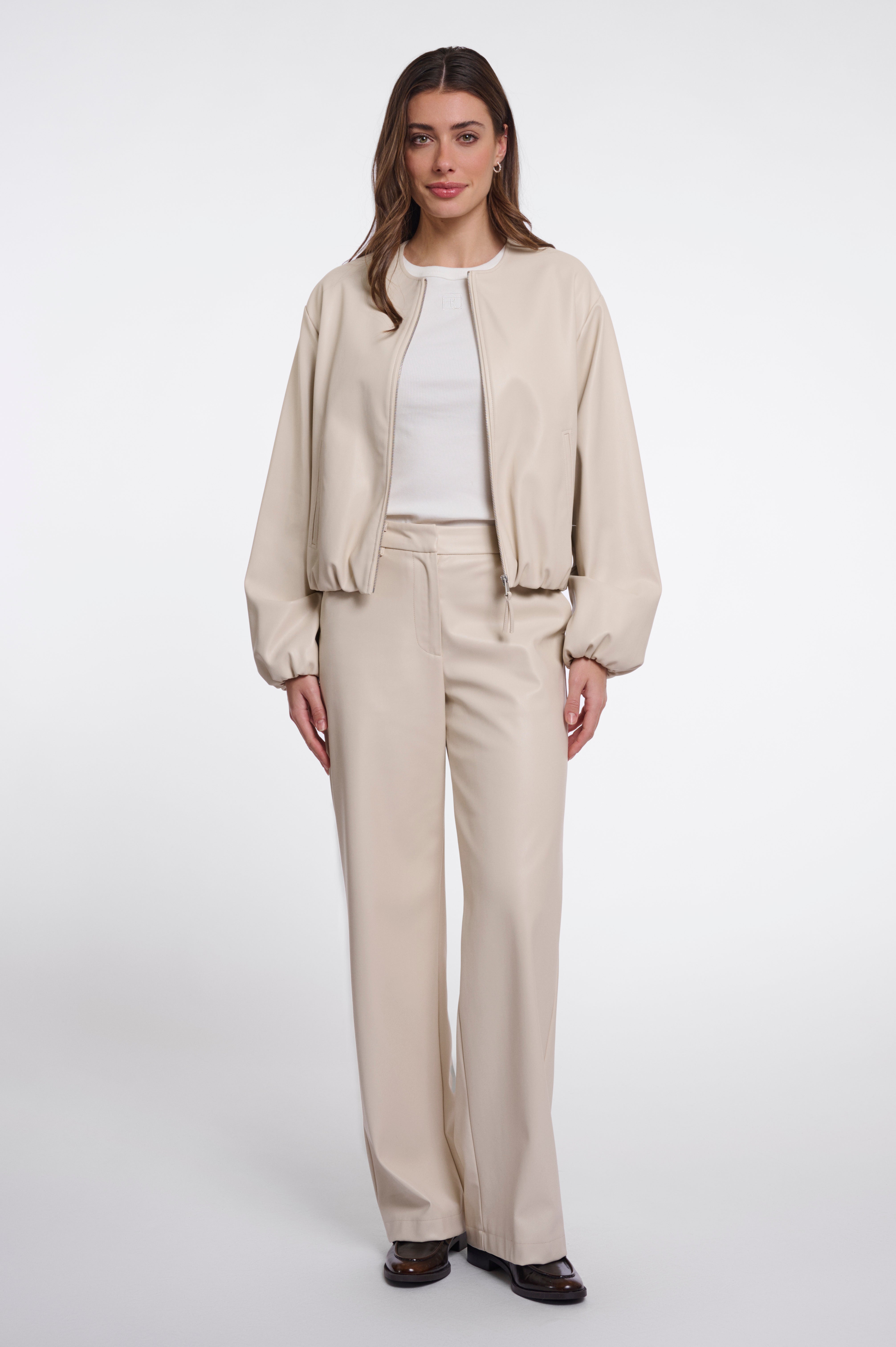 Moderner Chic mit sportlicher Note: Bomberjacke in Leder-Optik