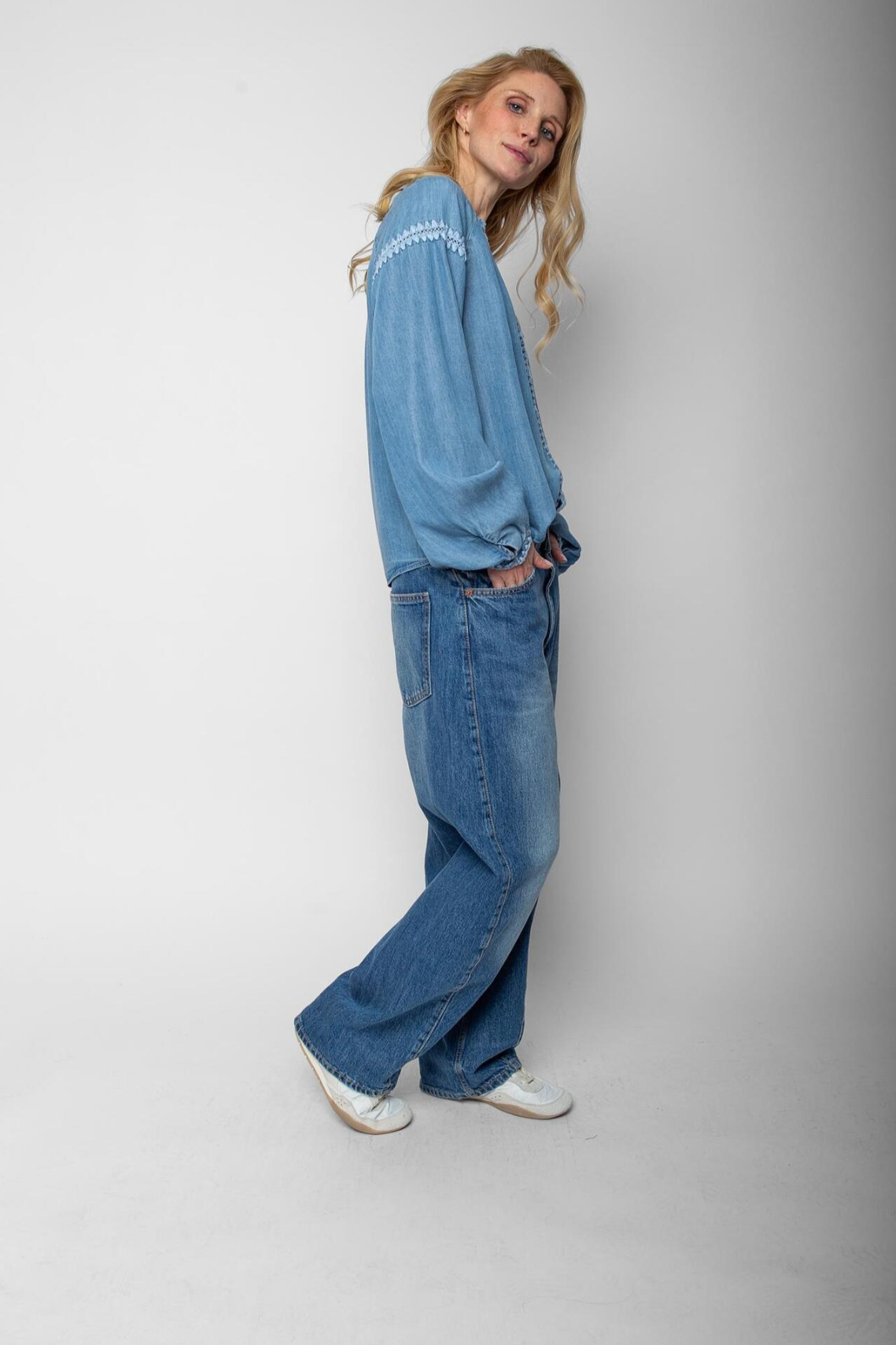Lässiger Denim-Look: Leichte Bluse mit verspielten Stickereien