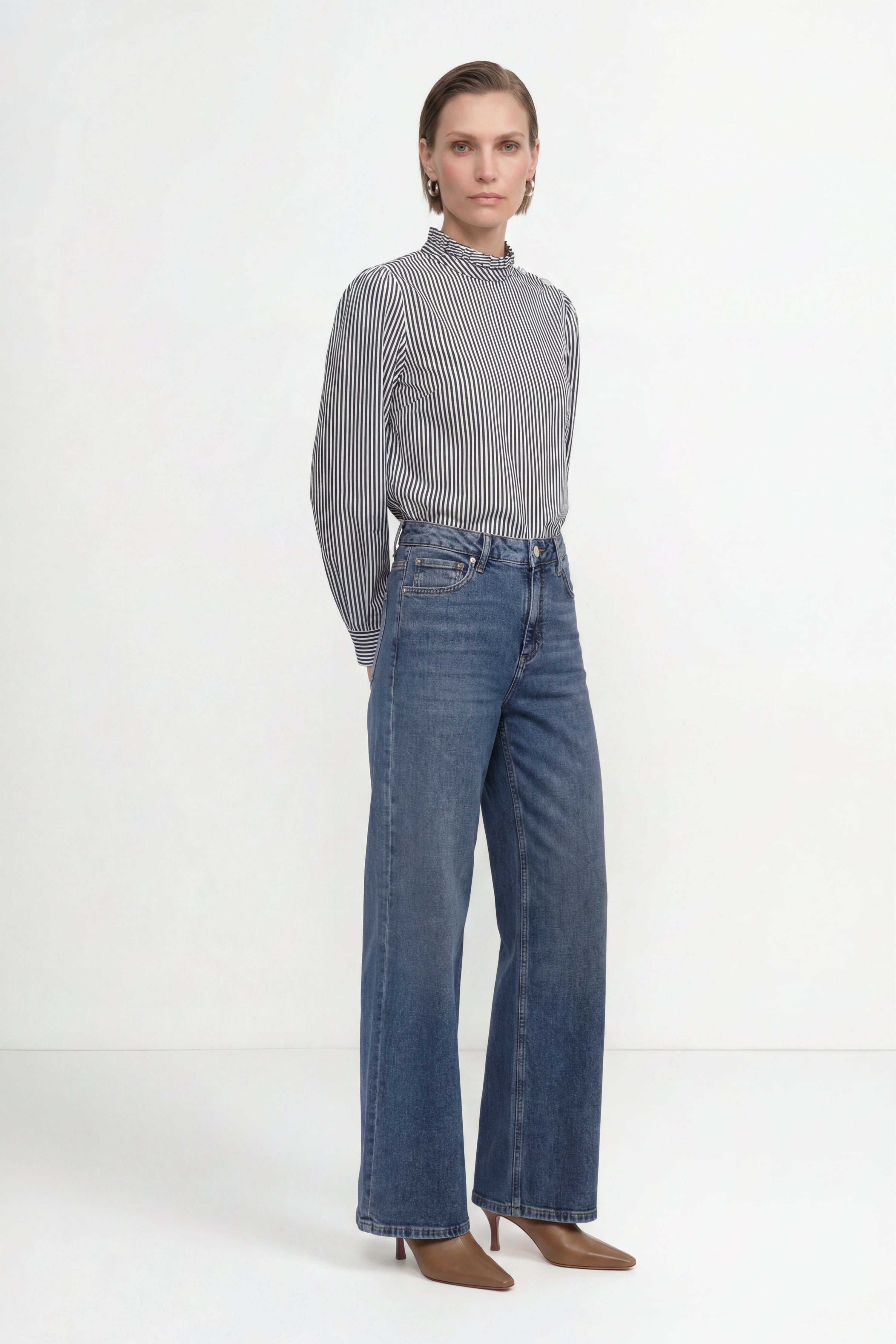 Raffinierter Streifen-Chic – Die elegante Stehkragenbluse mit funkelndem Knopfdetail