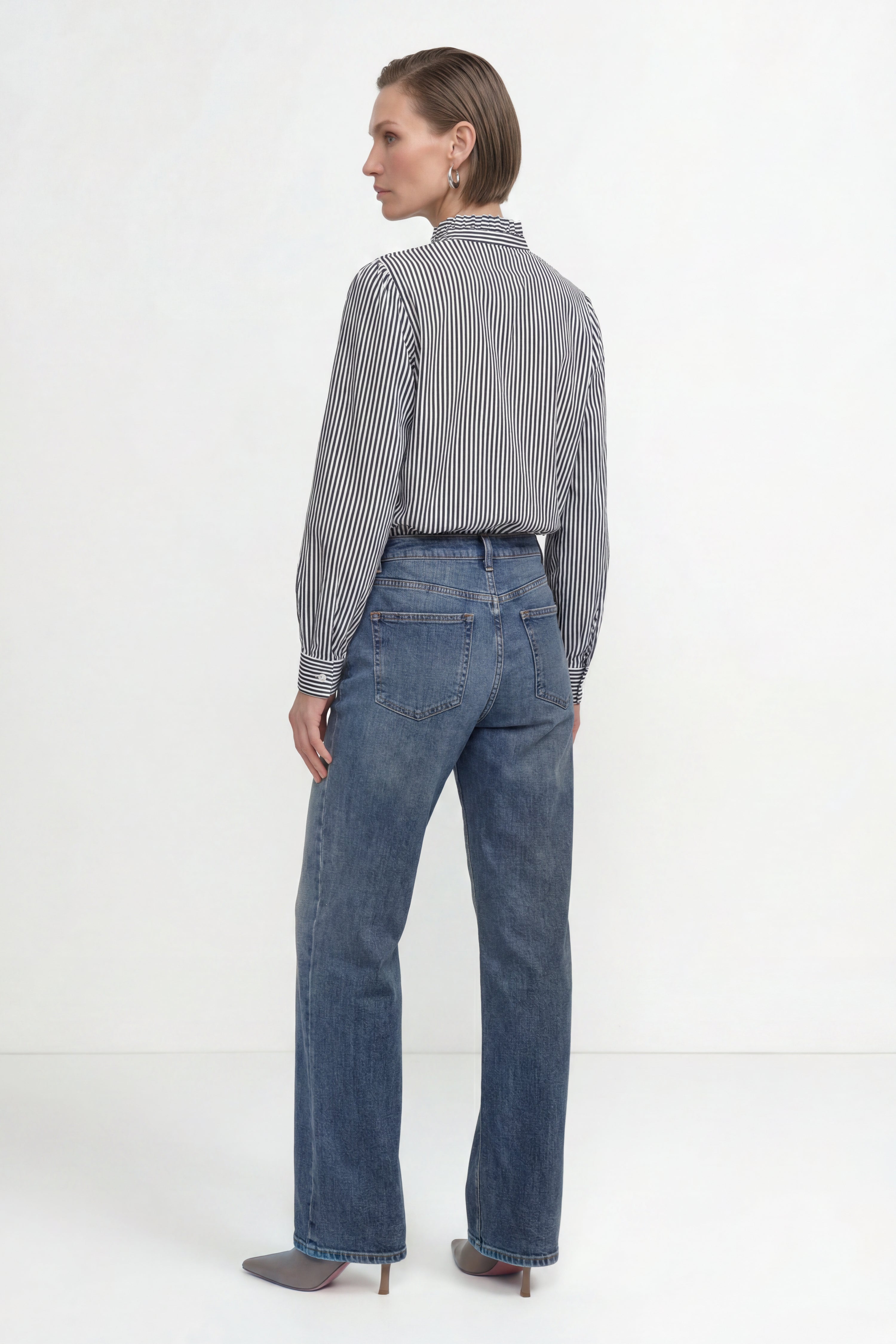 Raffinierter Streifen-Chic – Die elegante Stehkragenbluse mit funkelndem Knopfdetail