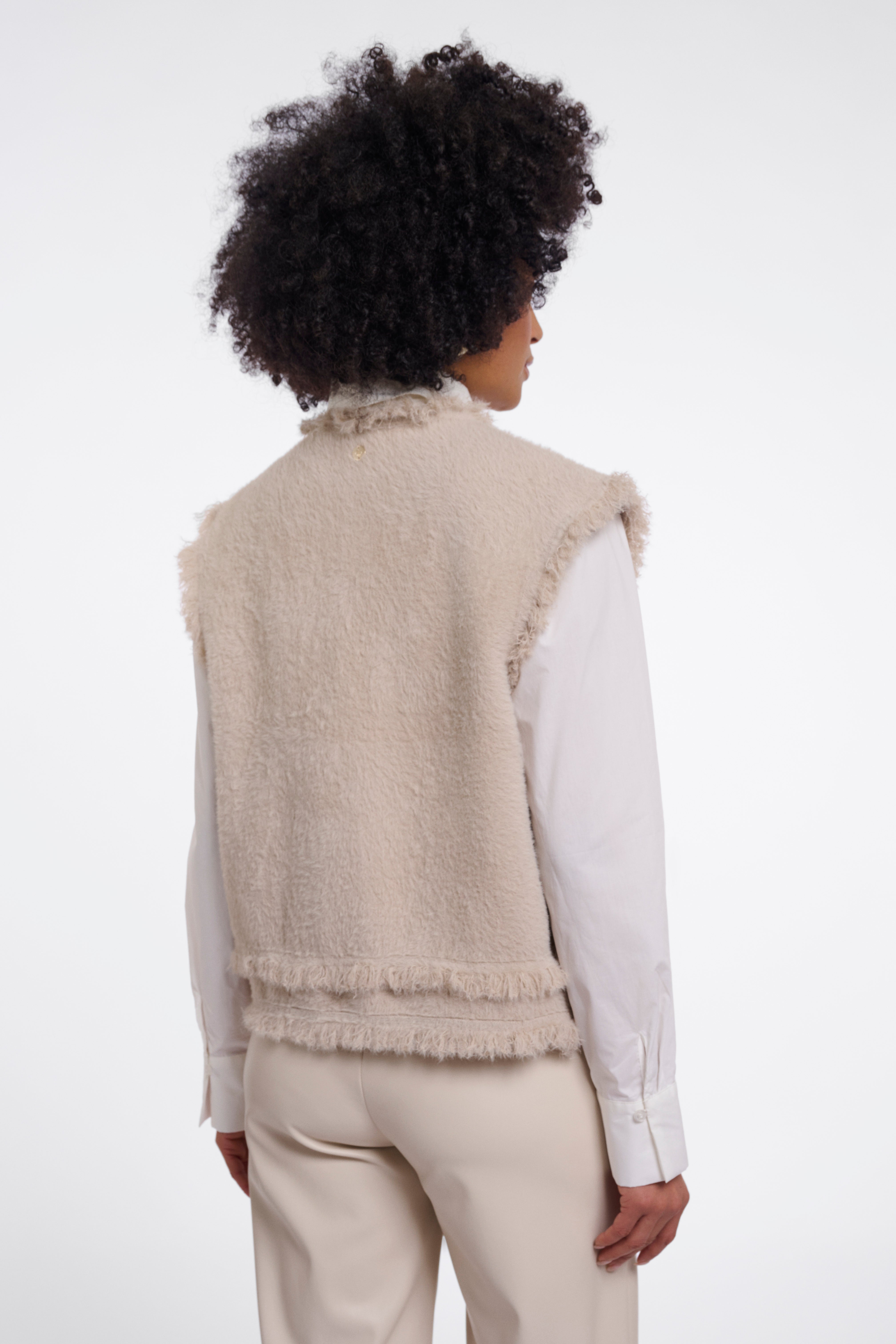 Kuschelige Eleganz: Die Bouclé-Strickweste mit Fransen-Details