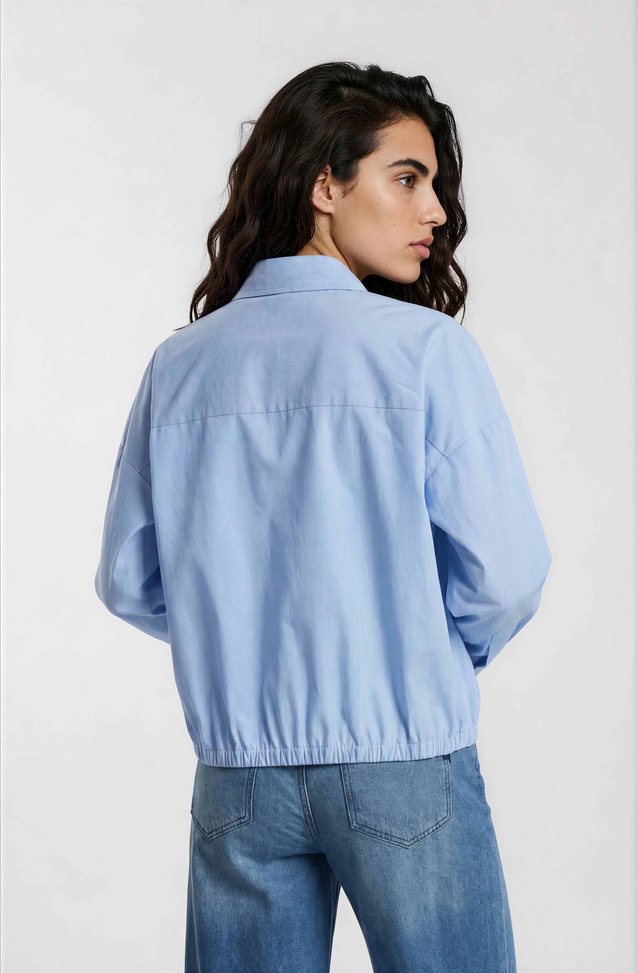 Klassische Streifenbluse im modernen Blouson-Stil