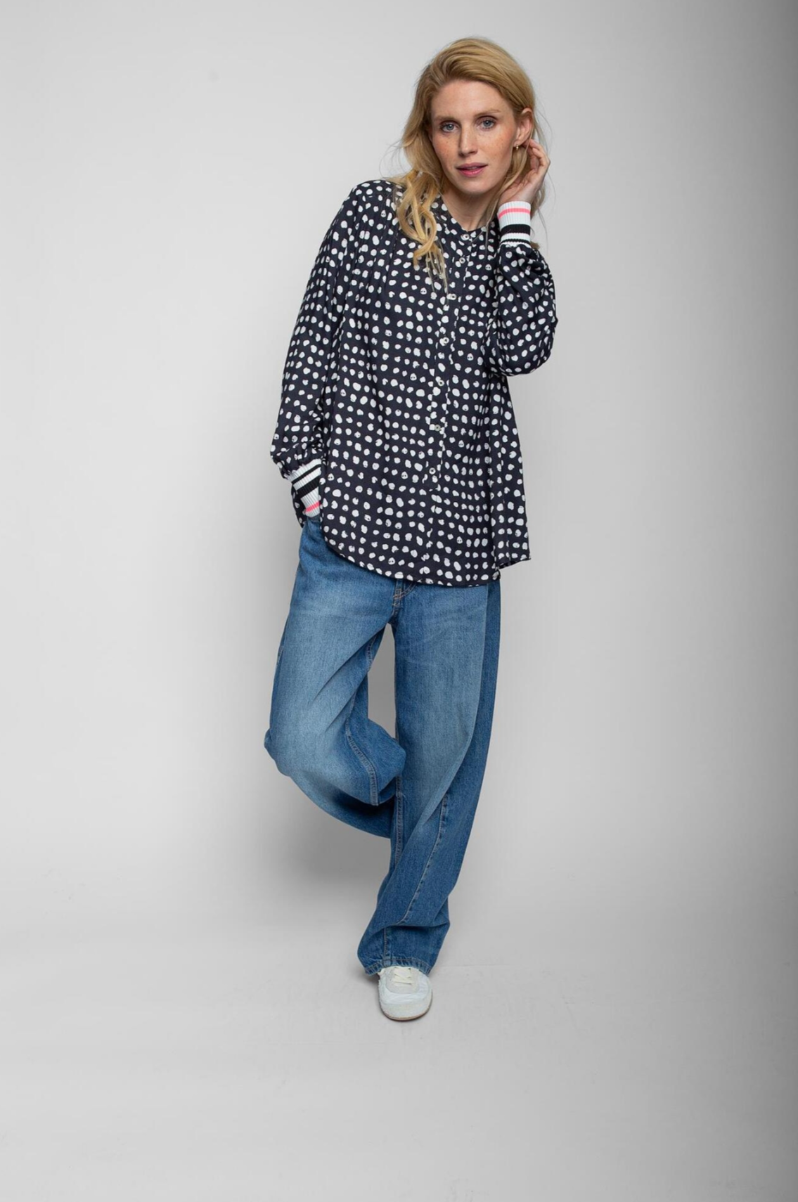 Die Punkte-Bluse mit dem sportlichen Extra