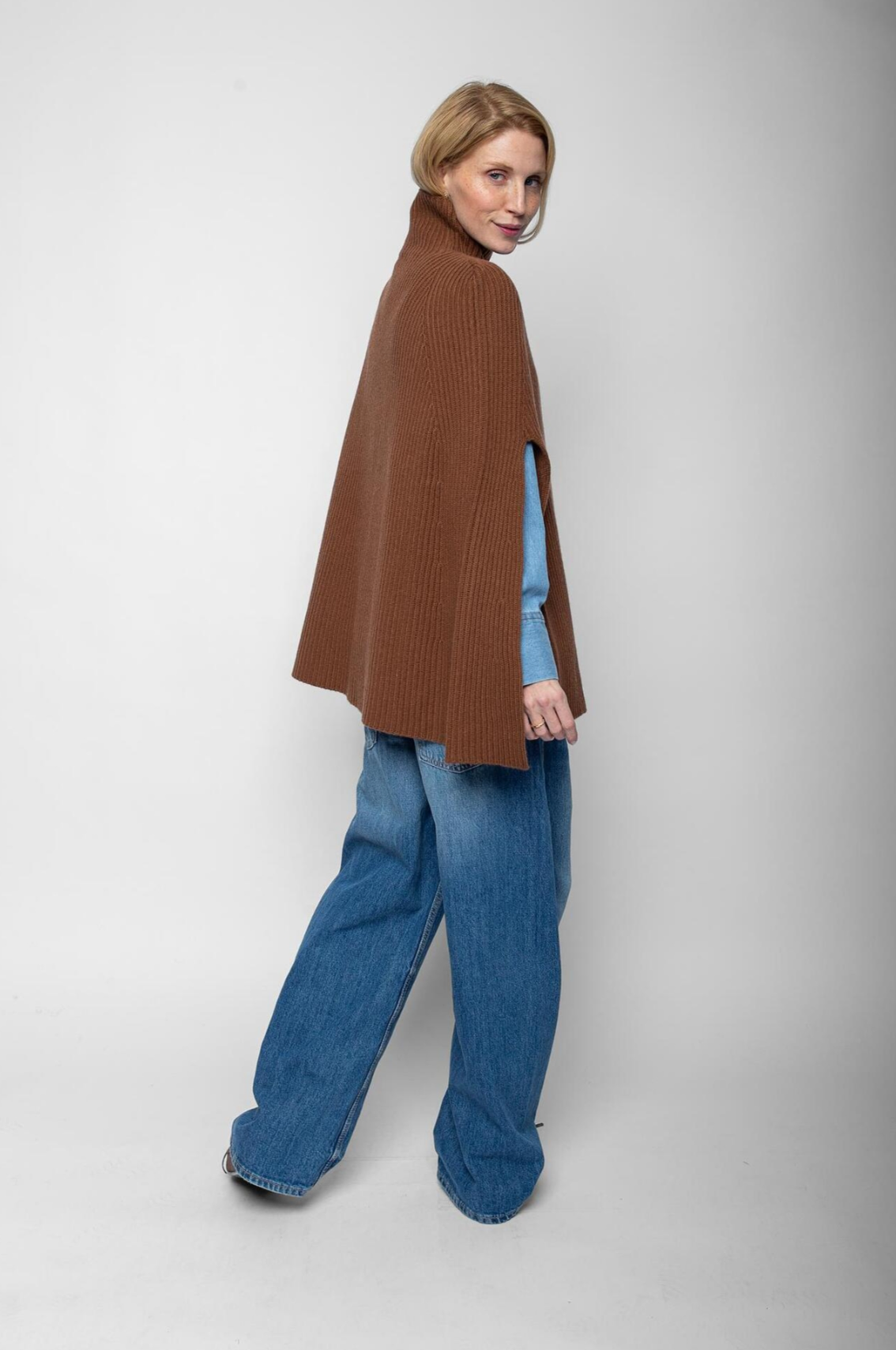 MODERNER STRICK-PONCHO