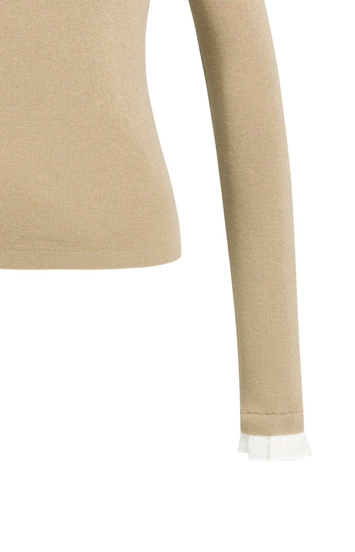 Das Strickoberteil mit Rüschendetails