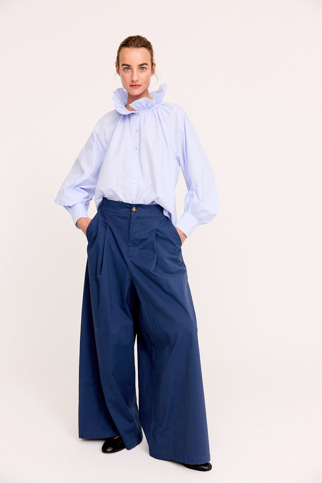 Elegante Stehkragenbluse mit Rüschen-Details