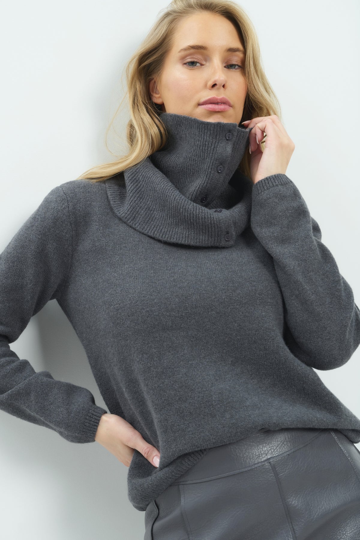 Der Feinstrickpullover mit abnehmbarem Kragen