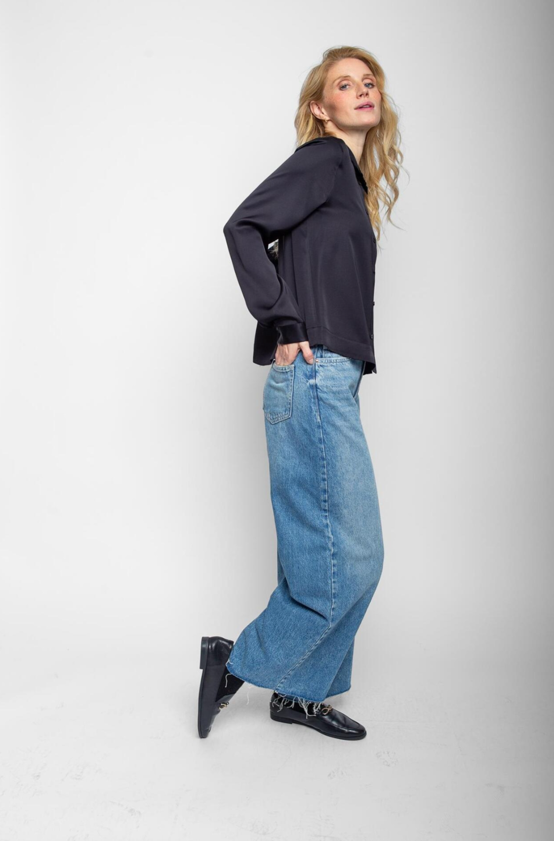 Die Satinbluse im Boxy-Fit