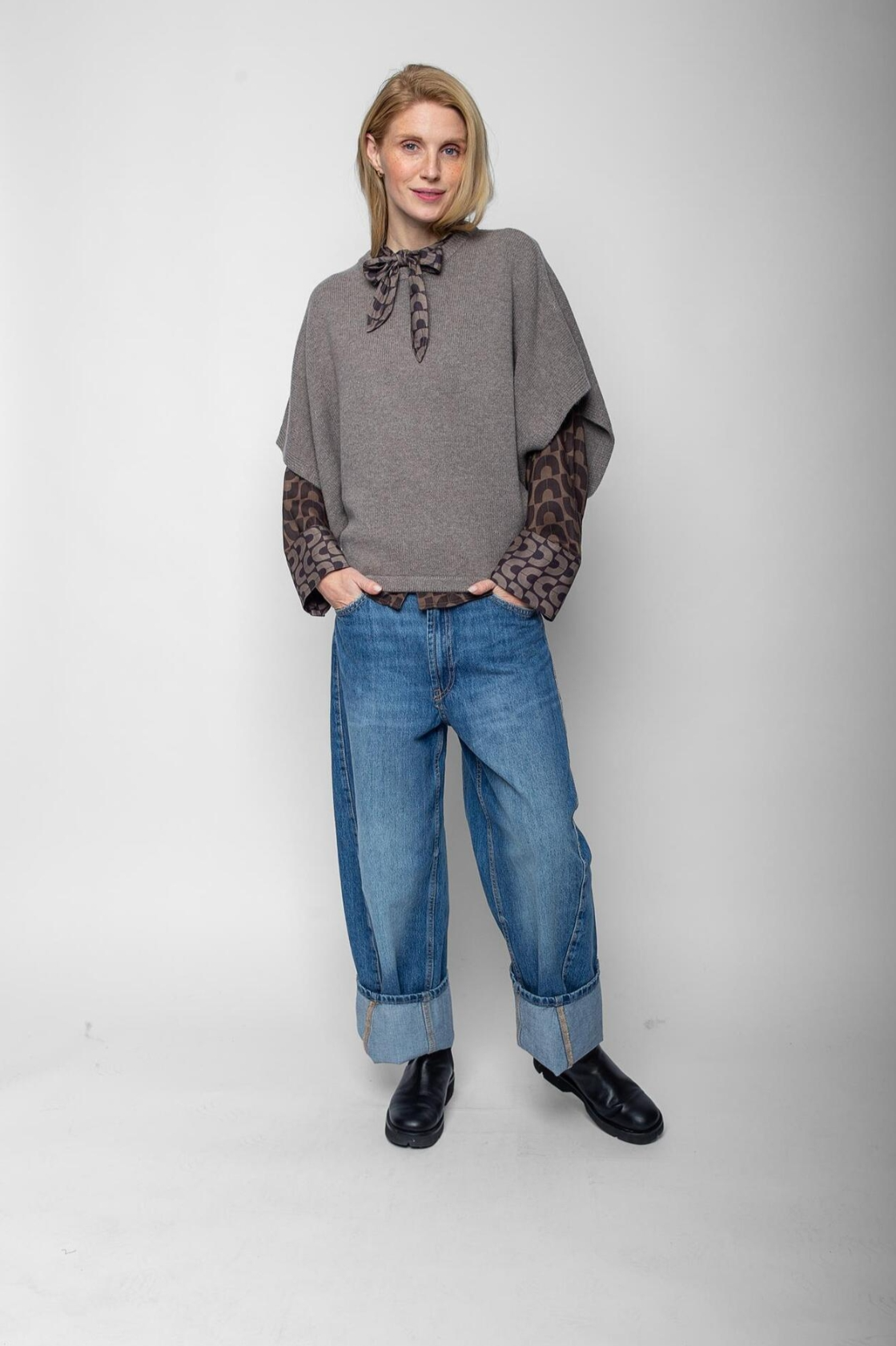 Der kurze Oversize-Strickponcho